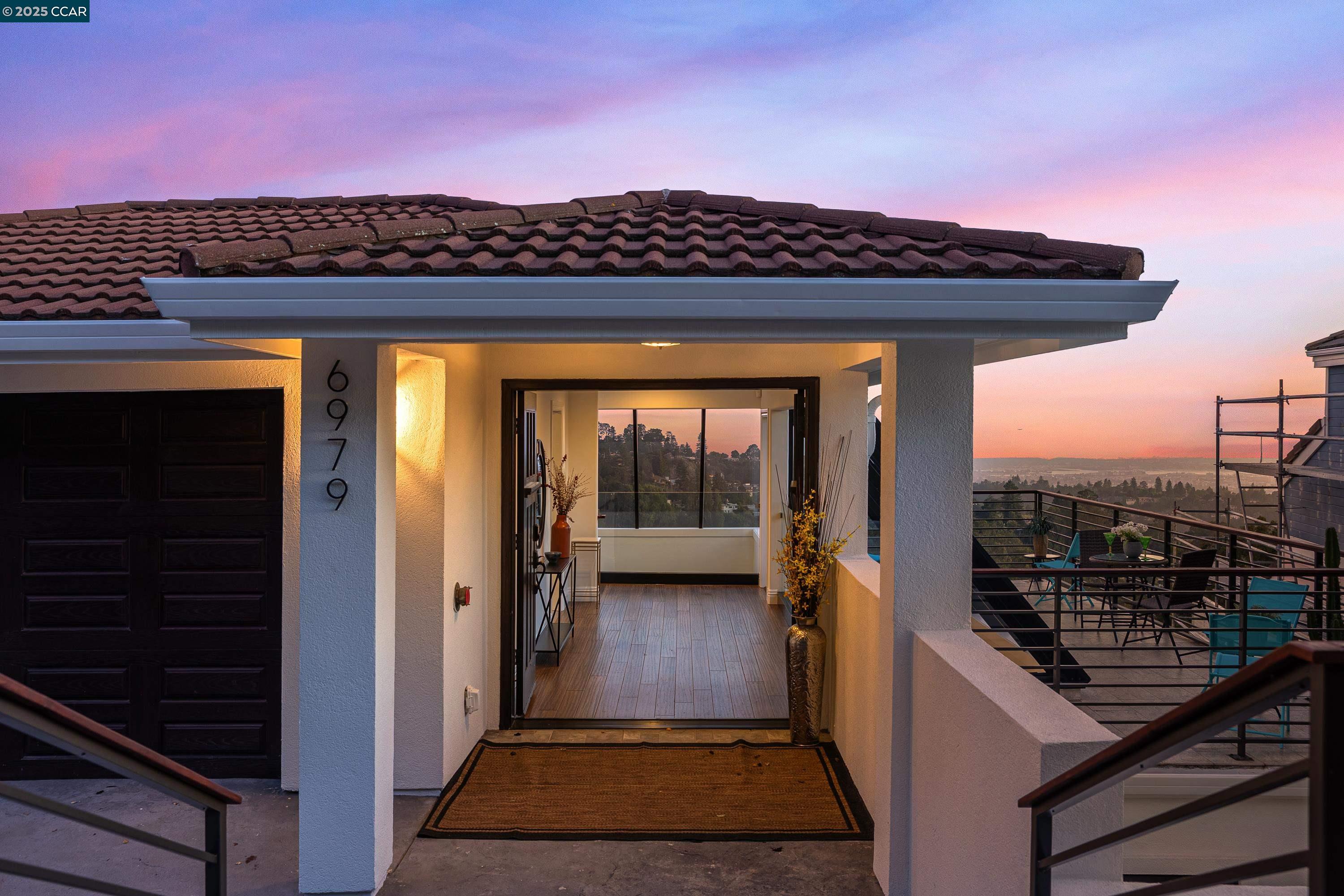 Detail Gallery Image 2 of 55 For 6979 Elverton Dr, Oakland,  CA 94611 - 5 Beds | 5/1 Baths