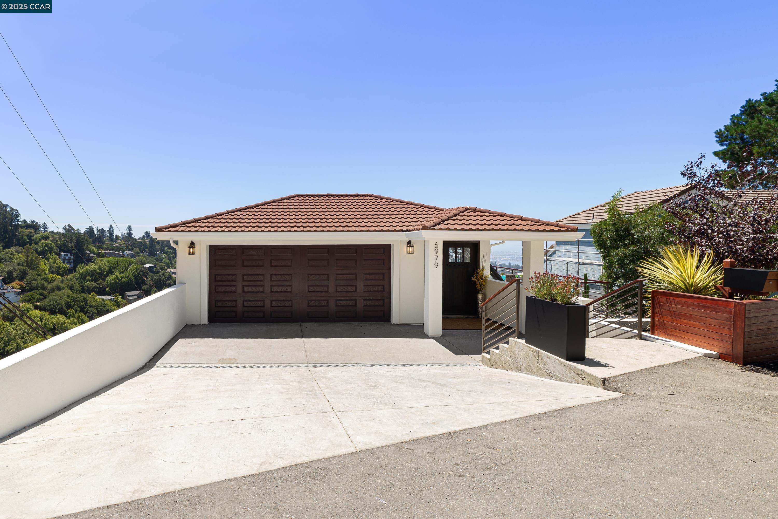 Detail Gallery Image 19 of 55 For 6979 Elverton Dr, Oakland,  CA 94611 - 5 Beds | 5/1 Baths