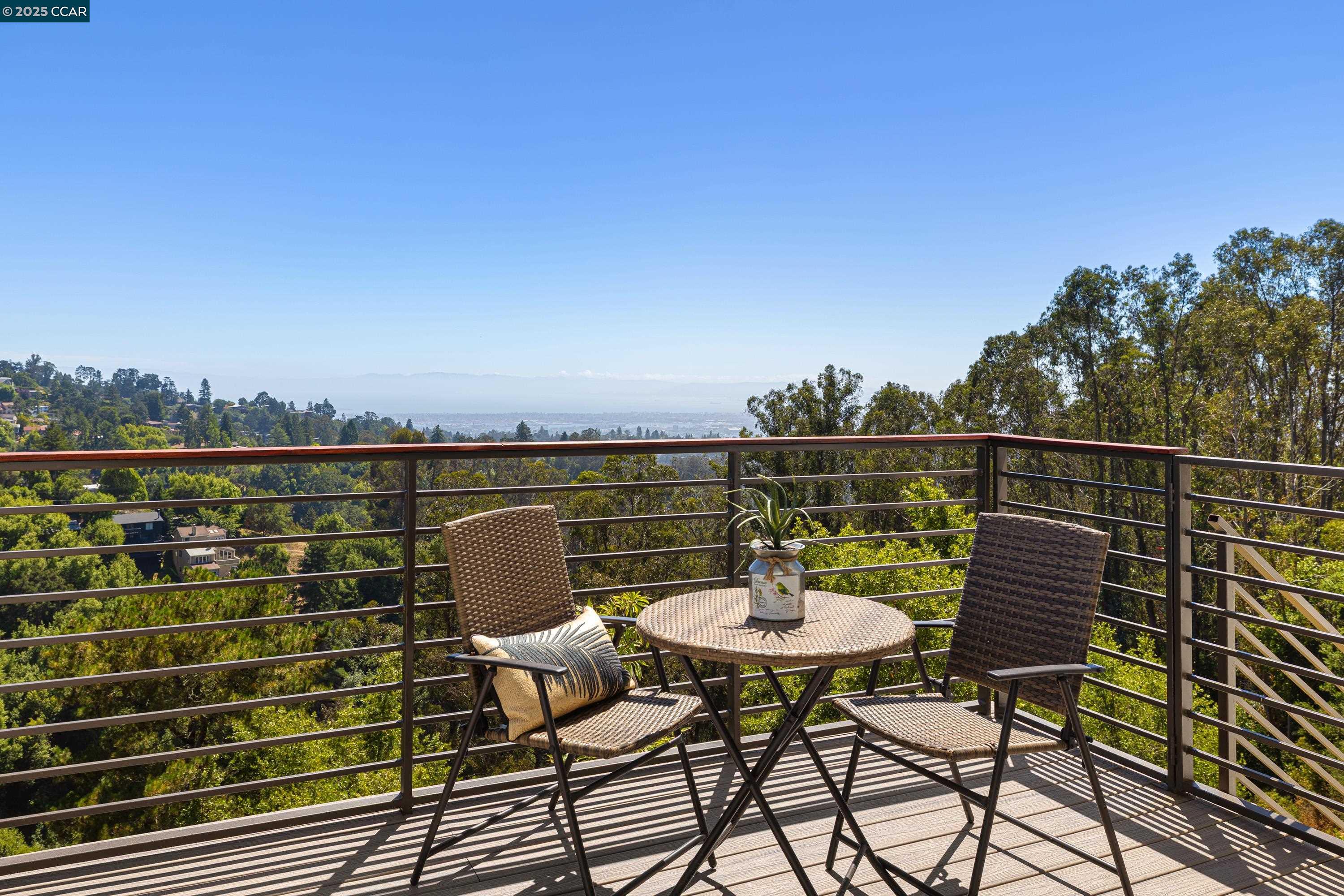 Detail Gallery Image 21 of 55 For 6979 Elverton Dr, Oakland,  CA 94611 - 5 Beds | 5/1 Baths