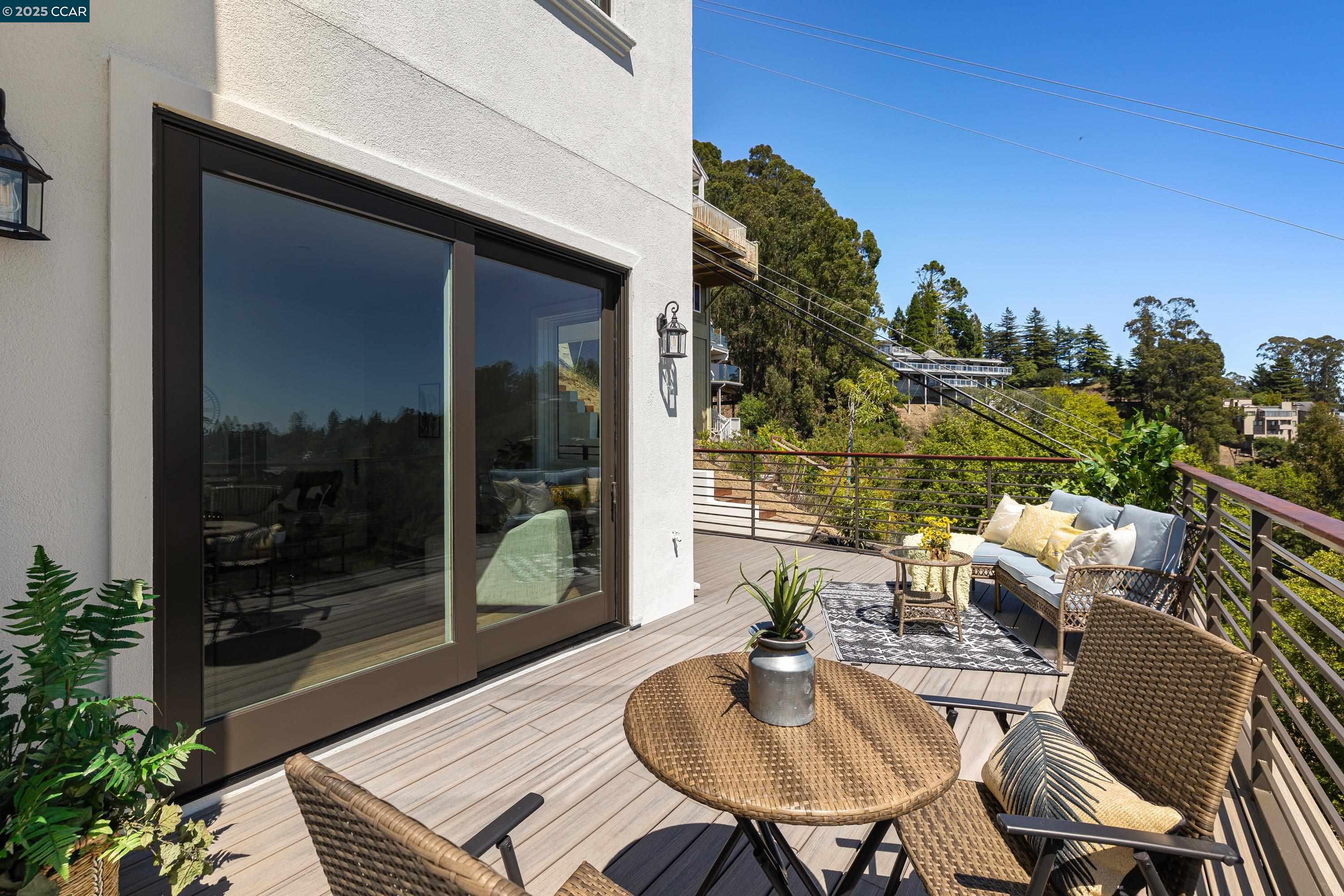 Detail Gallery Image 25 of 55 For 6979 Elverton Dr, Oakland,  CA 94611 - 5 Beds | 5/1 Baths