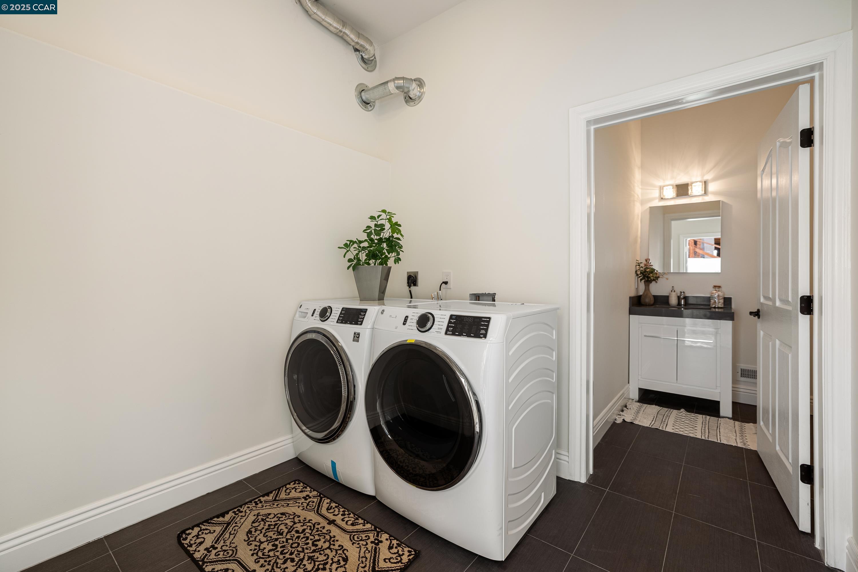 Detail Gallery Image 30 of 55 For 6979 Elverton Dr, Oakland,  CA 94611 - 5 Beds | 5/1 Baths