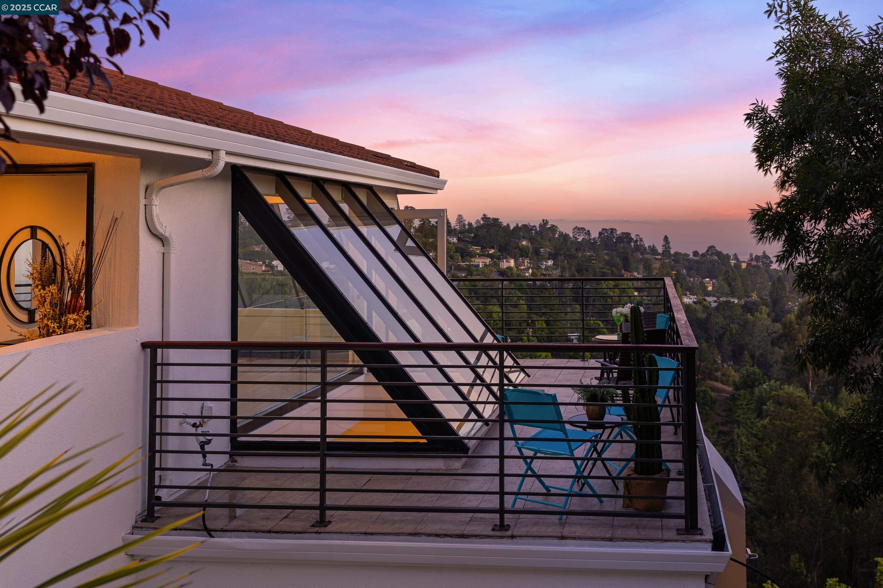 Detail Gallery Image 4 of 55 For 6979 Elverton Dr, Oakland,  CA 94611 - 5 Beds | 5/1 Baths
