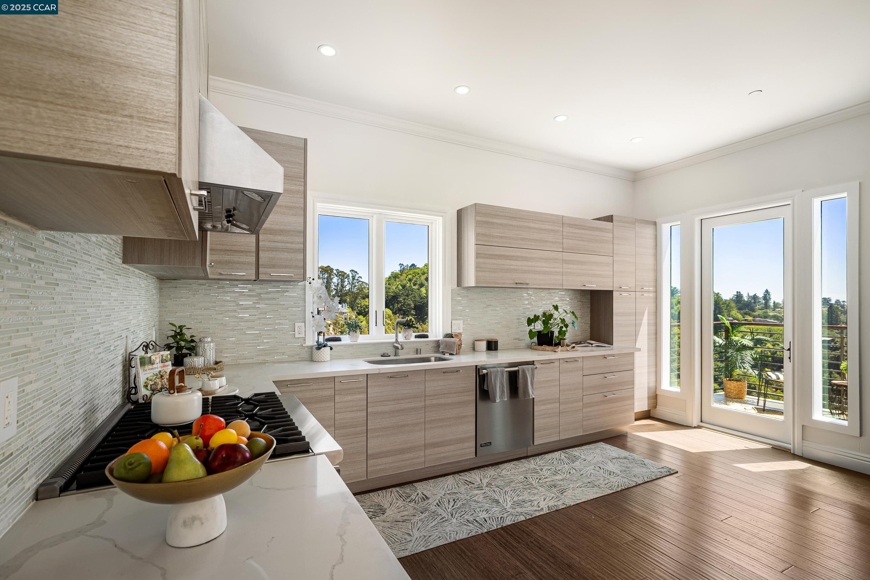 Detail Gallery Image 32 of 55 For 6979 Elverton Dr, Oakland,  CA 94611 - 5 Beds | 5/1 Baths