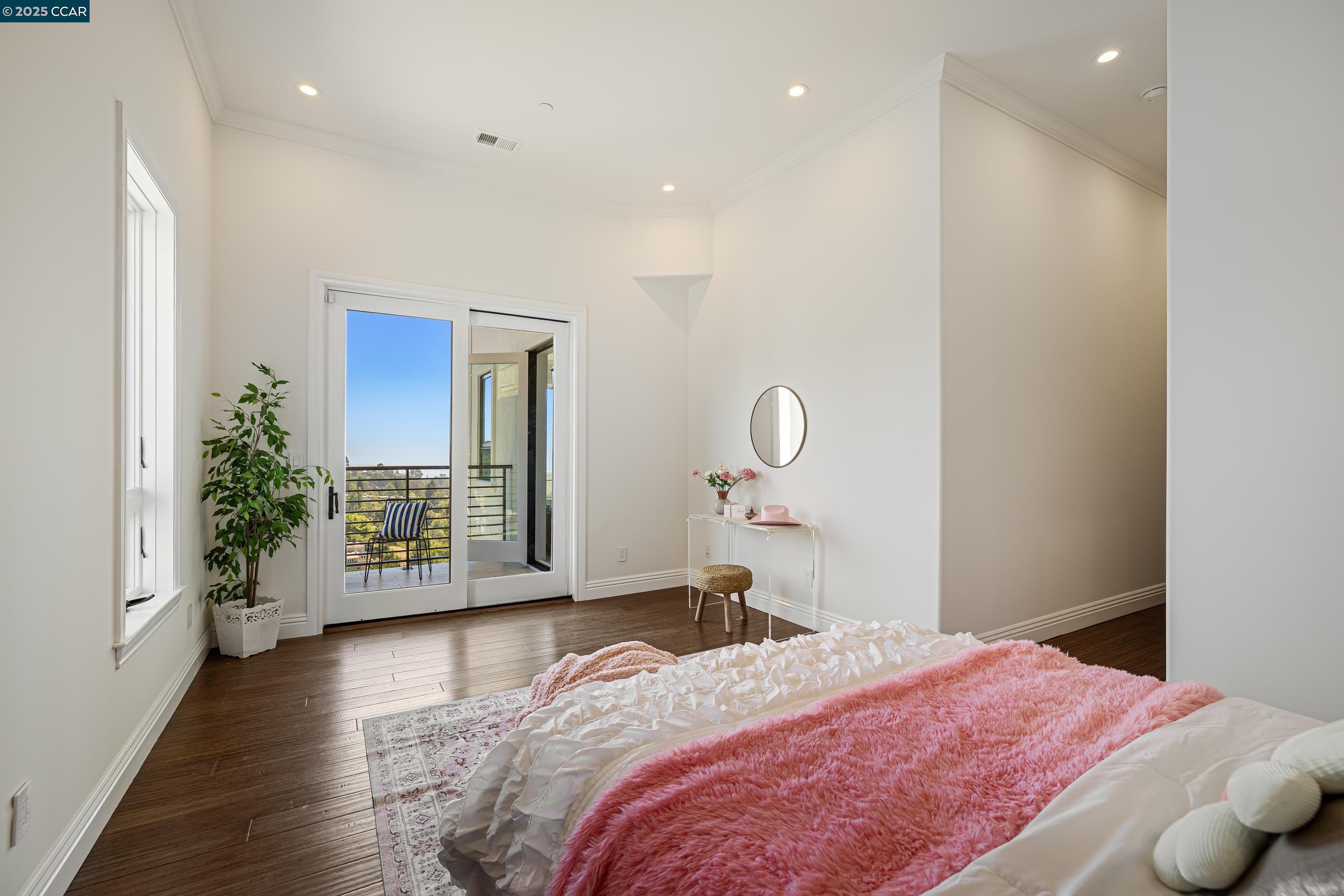 Detail Gallery Image 44 of 55 For 6979 Elverton Dr, Oakland,  CA 94611 - 5 Beds | 5/1 Baths