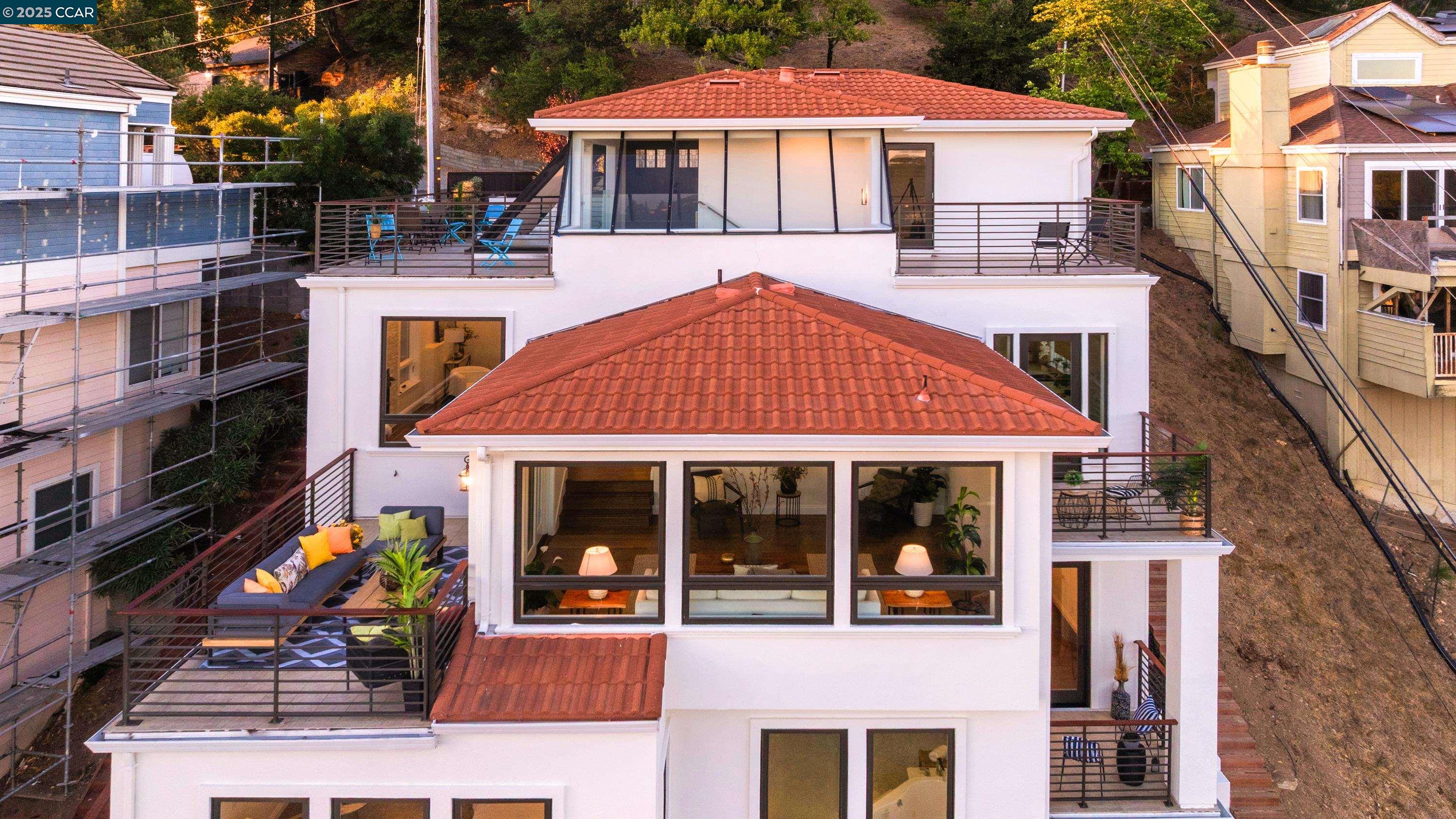 Detail Gallery Image 9 of 55 For 6979 Elverton Dr, Oakland,  CA 94611 - 5 Beds | 5/1 Baths
