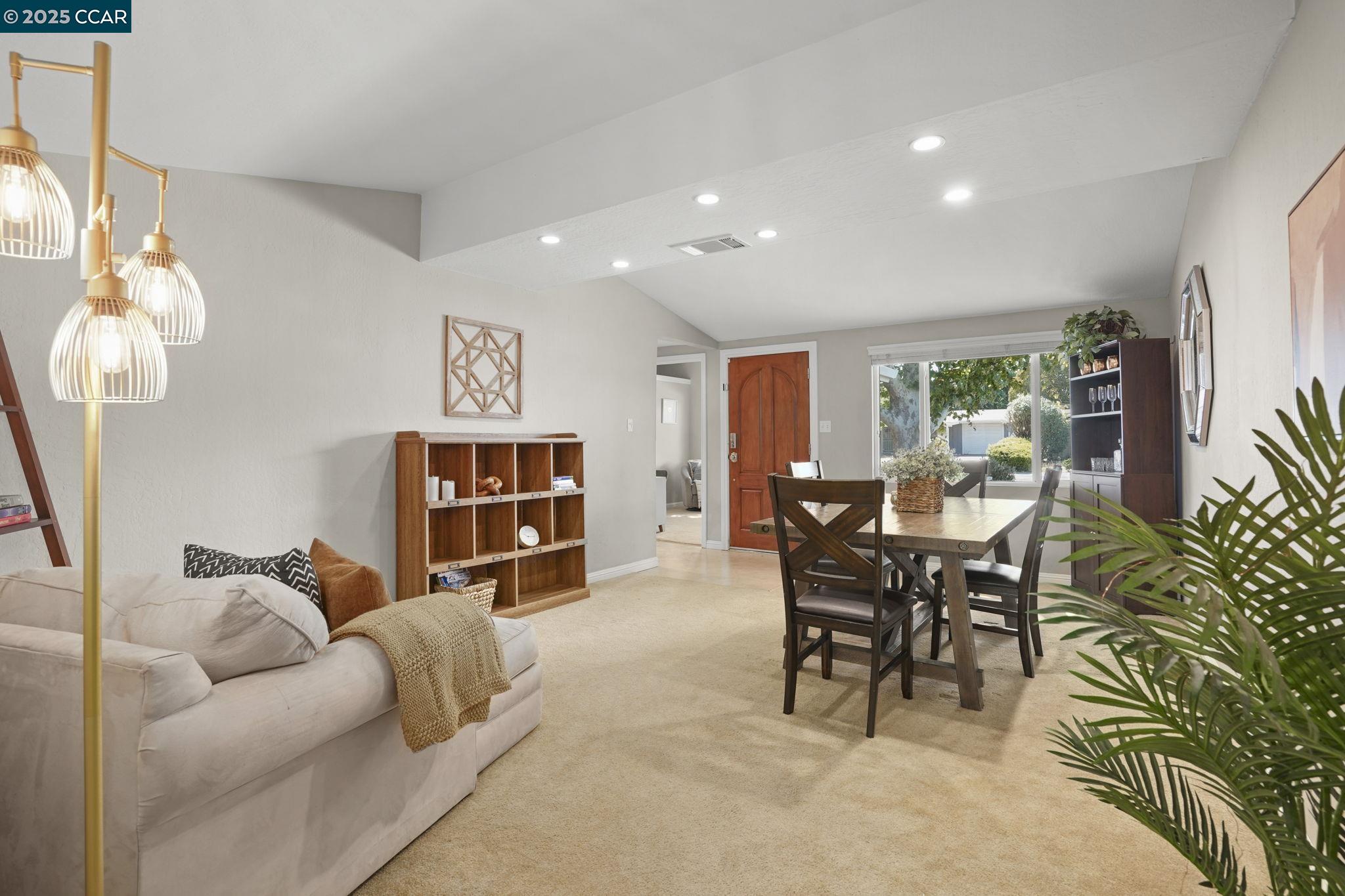 Detail Gallery Image 4 of 28 For 3337 Esperanza Dr, Concord,  CA 94519 - 3 Beds | 2 Baths