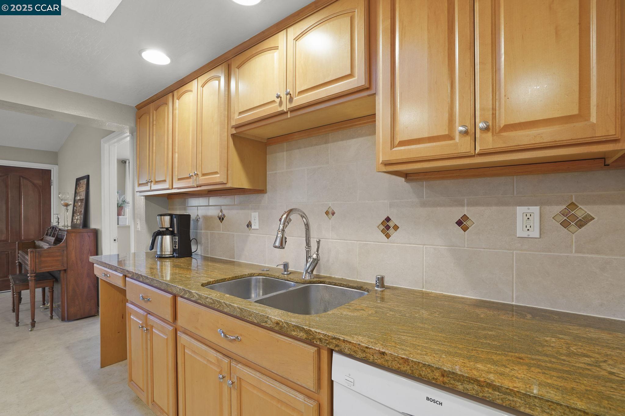 Detail Gallery Image 9 of 28 For 3337 Esperanza Dr, Concord,  CA 94519 - 3 Beds | 2 Baths