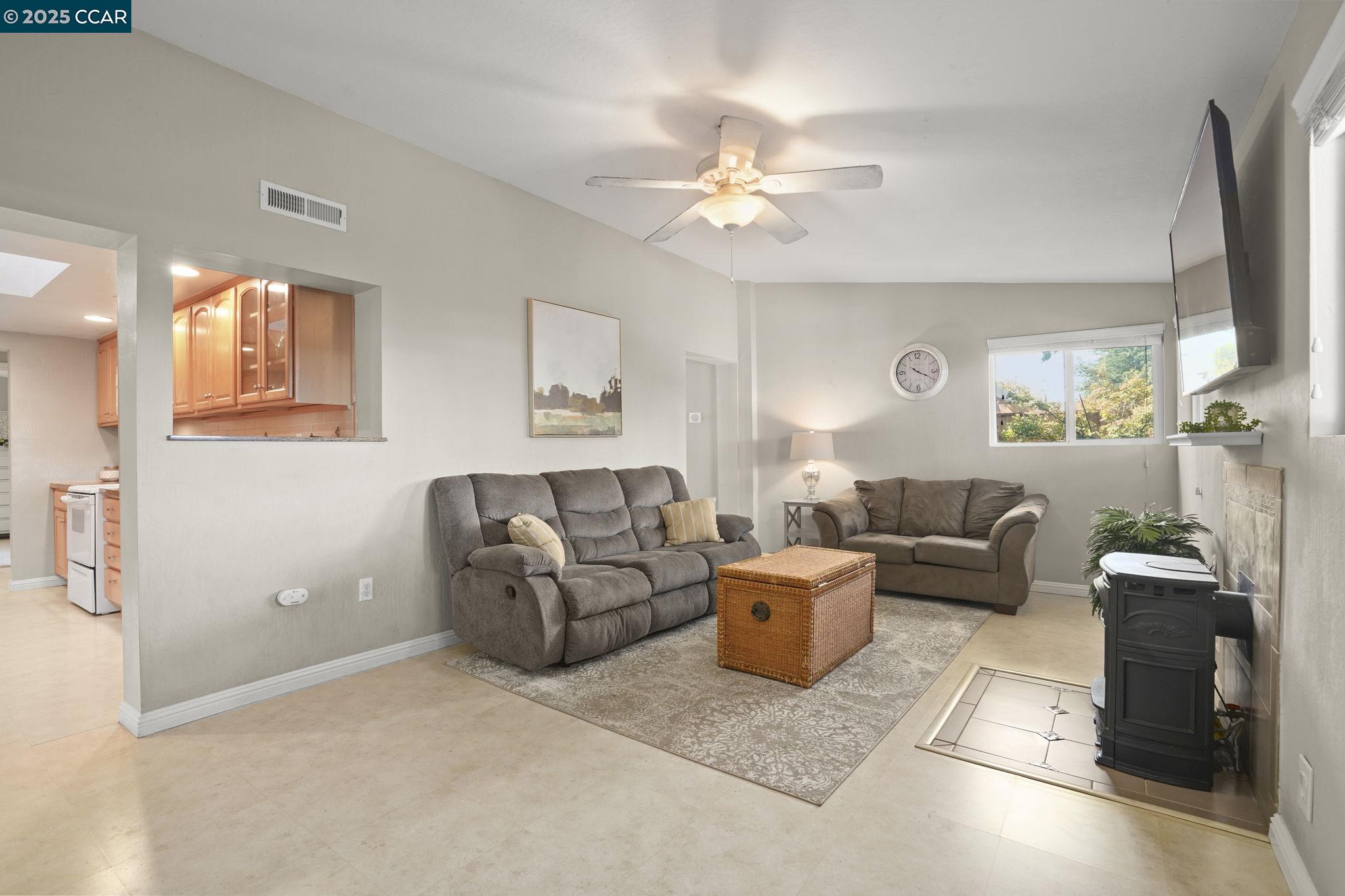 Detail Gallery Image 10 of 28 For 3337 Esperanza Dr, Concord,  CA 94519 - 3 Beds | 2 Baths