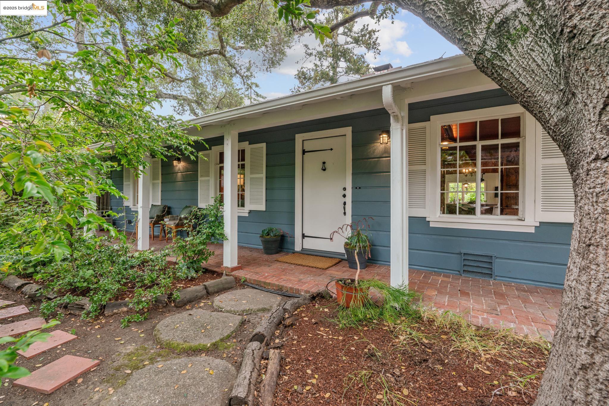 Detail Gallery Image 2 of 55 For 5550 Snake Road, Oakland,  CA 94611-2909 - 2 Beds | 2 Baths