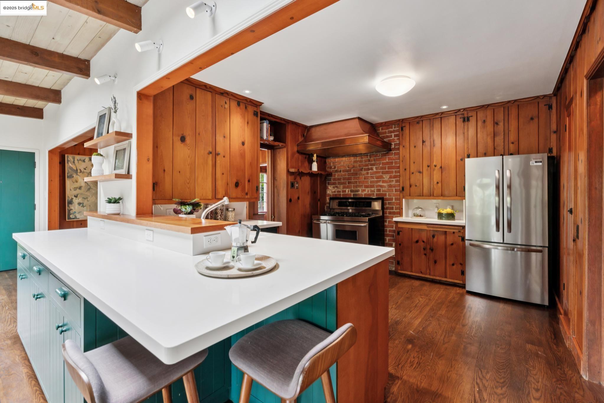 Detail Gallery Image 11 of 55 For 5550 Snake Road, Oakland,  CA 94611-2909 - 2 Beds | 2 Baths