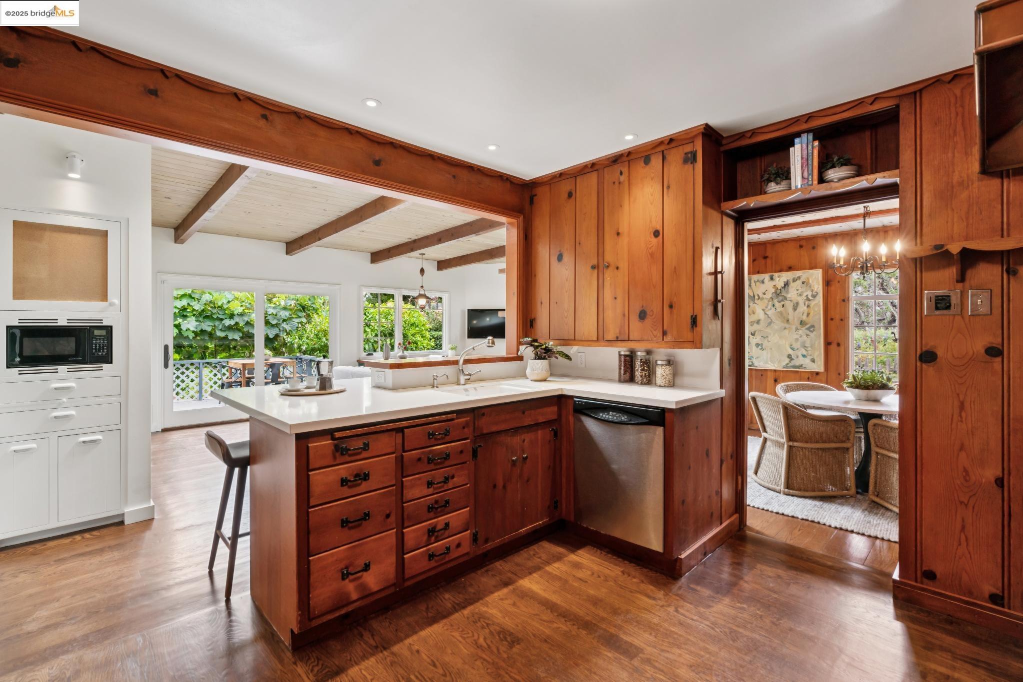 Detail Gallery Image 13 of 55 For 5550 Snake Road, Oakland,  CA 94611-2909 - 2 Beds | 2 Baths