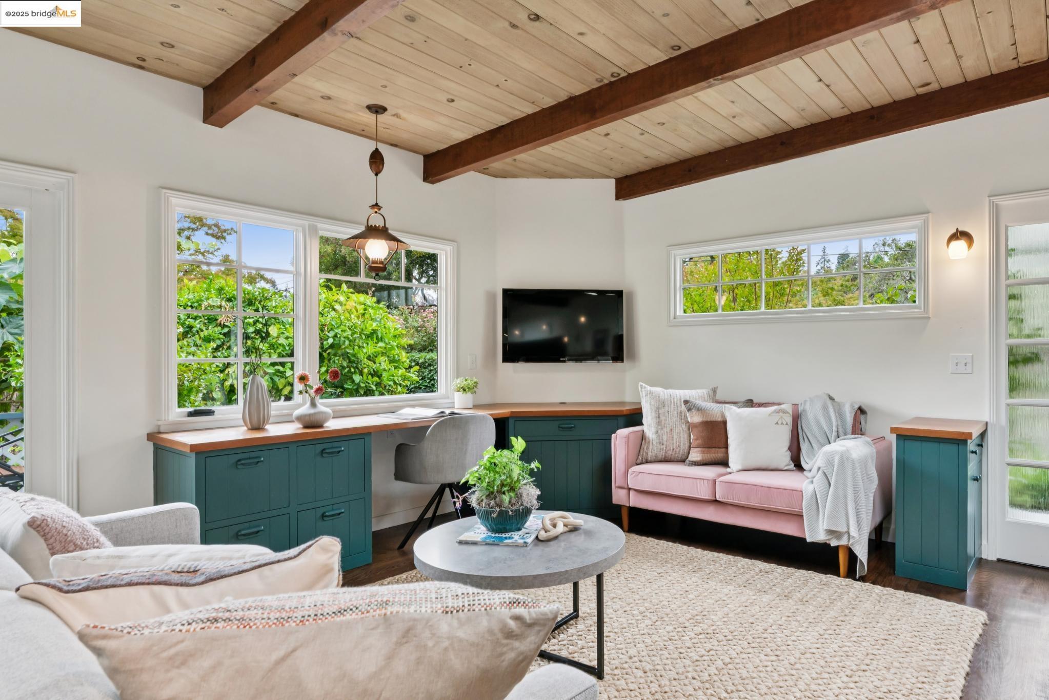 Detail Gallery Image 16 of 55 For 5550 Snake Road, Oakland,  CA 94611-2909 - 2 Beds | 2 Baths