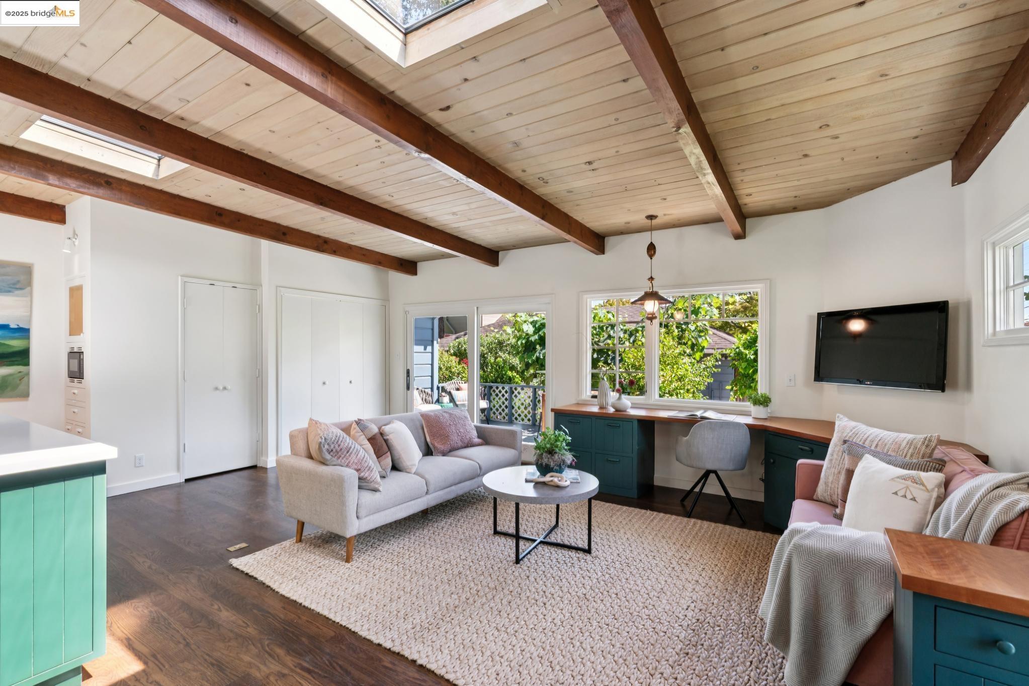 Detail Gallery Image 17 of 55 For 5550 Snake Road, Oakland,  CA 94611-2909 - 2 Beds | 2 Baths