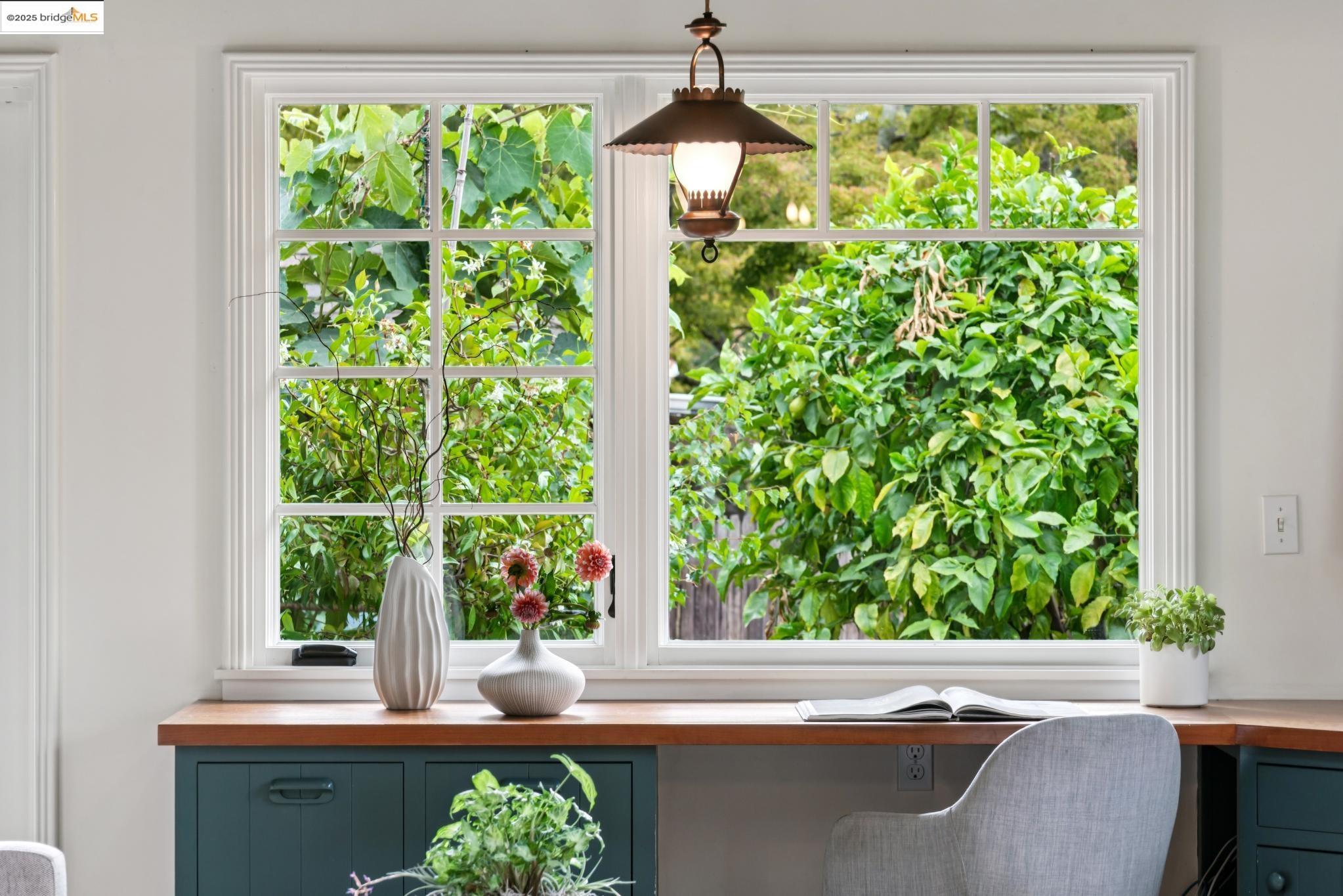 Detail Gallery Image 18 of 55 For 5550 Snake Road, Oakland,  CA 94611-2909 - 2 Beds | 2 Baths