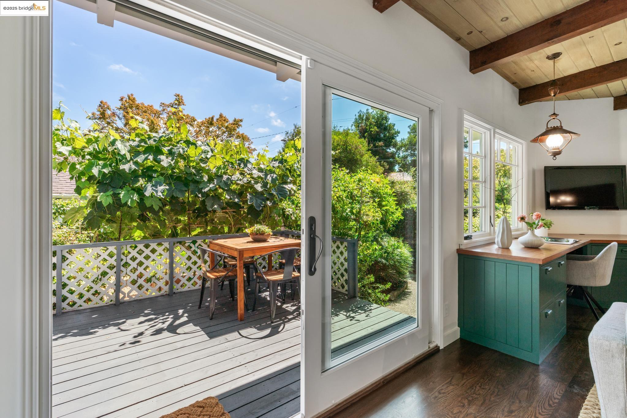 Detail Gallery Image 19 of 55 For 5550 Snake Road, Oakland,  CA 94611-2909 - 2 Beds | 2 Baths