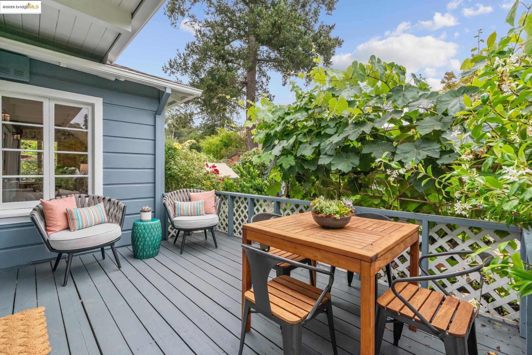 Detail Gallery Image 21 of 55 For 5550 Snake Road, Oakland,  CA 94611-2909 - 2 Beds | 2 Baths