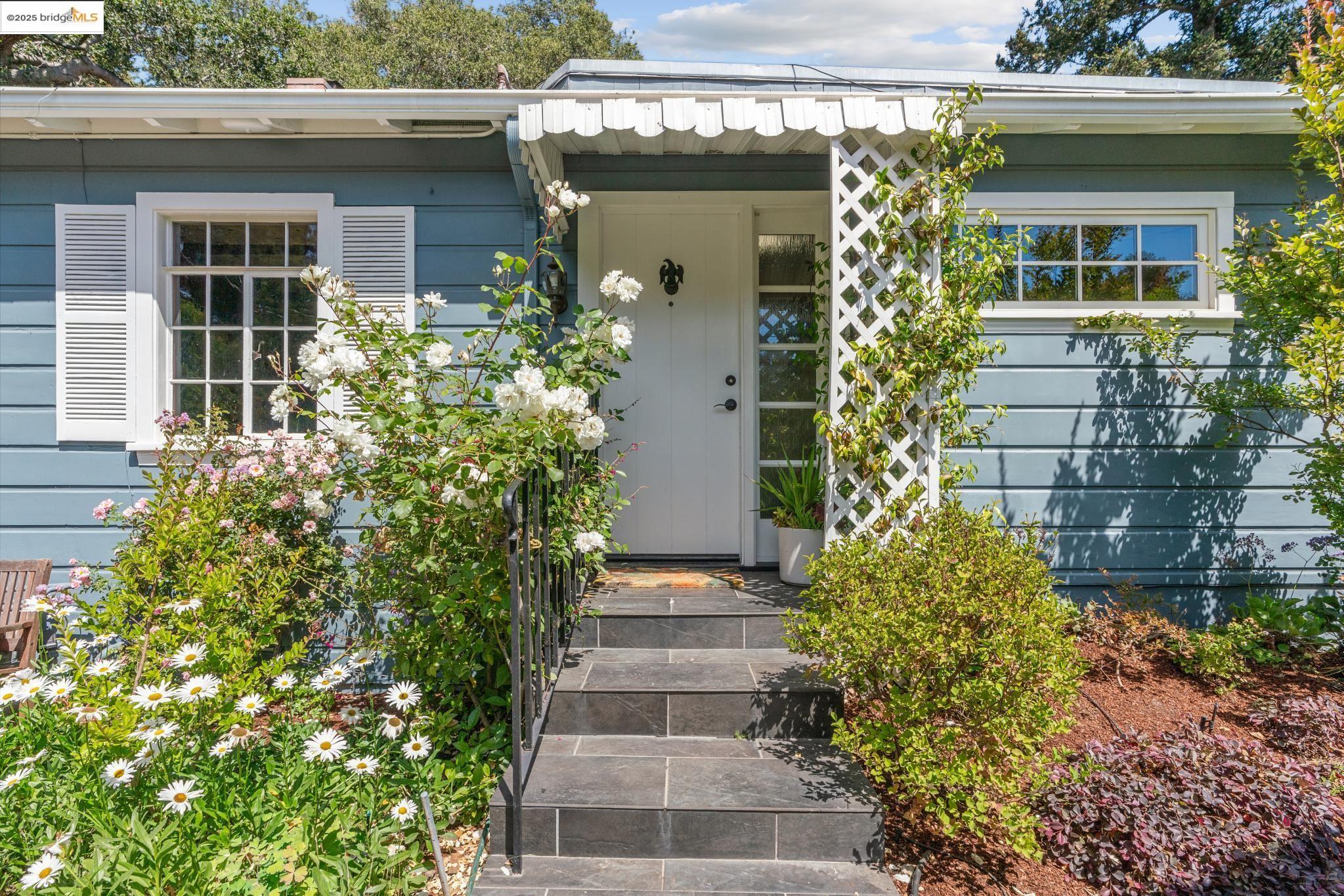Detail Gallery Image 4 of 55 For 5550 Snake Road, Oakland,  CA 94611-2909 - 2 Beds | 2 Baths
