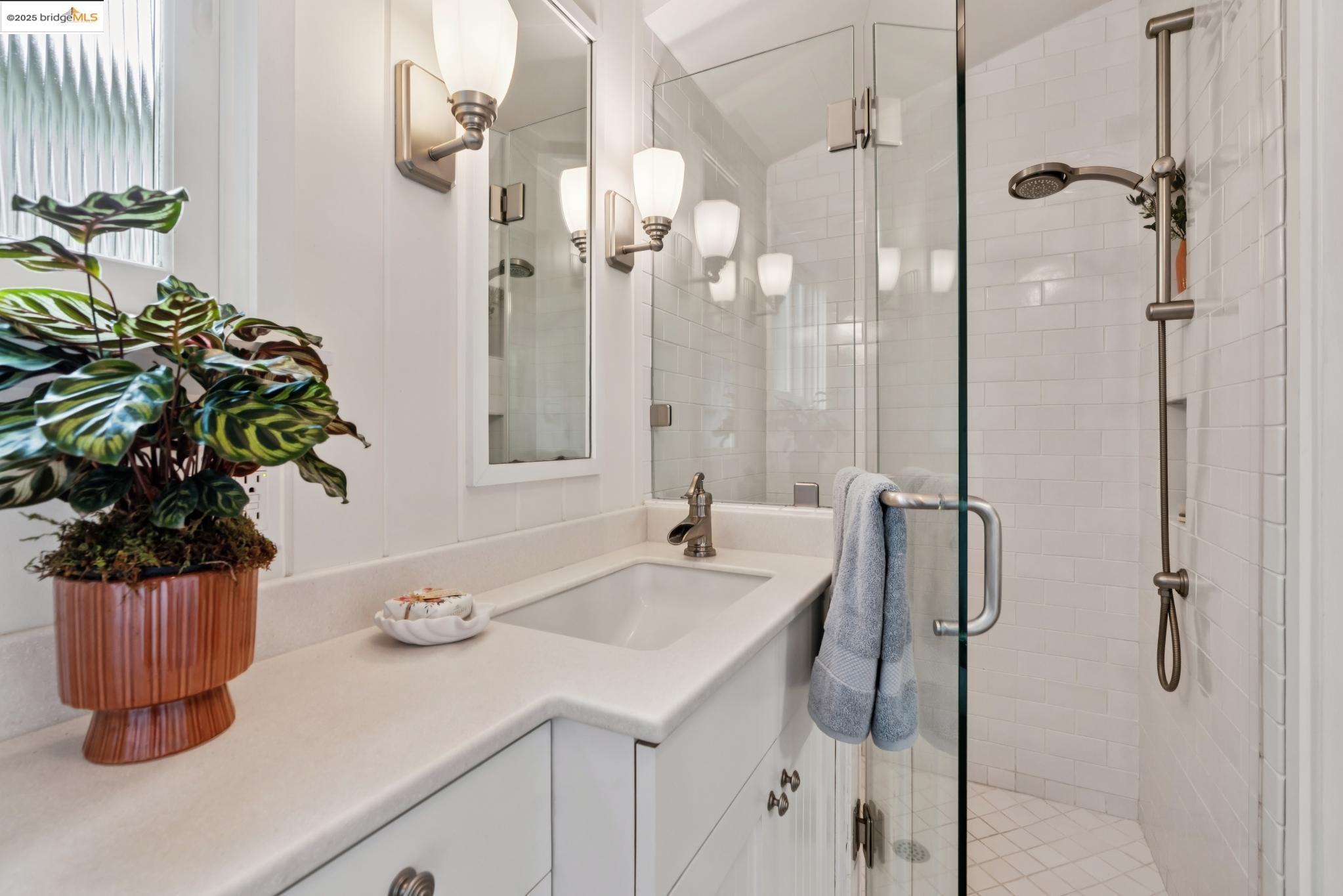 Detail Gallery Image 36 of 55 For 5550 Snake Road, Oakland,  CA 94611-2909 - 2 Beds | 2 Baths