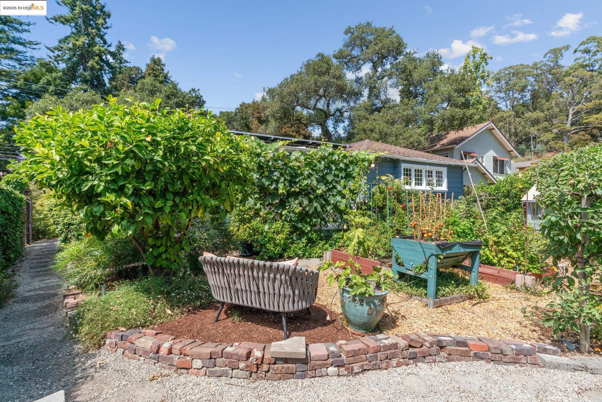 Detail Gallery Image 38 of 55 For 5550 Snake Road, Oakland,  CA 94611-2909 - 2 Beds | 2 Baths