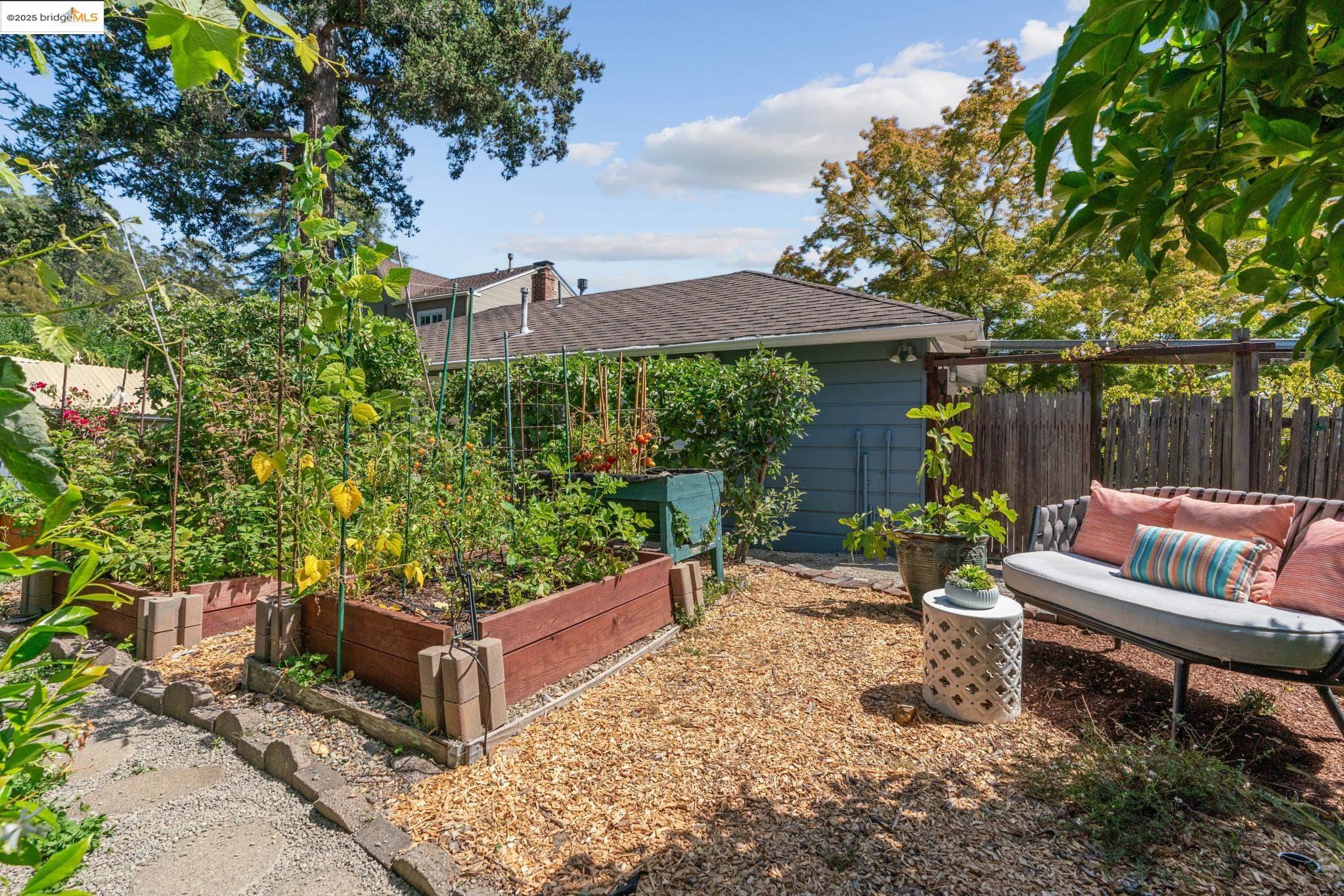 Detail Gallery Image 40 of 55 For 5550 Snake Road, Oakland,  CA 94611-2909 - 2 Beds | 2 Baths