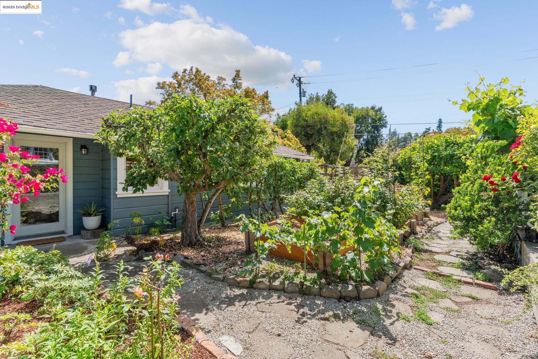 Detail Gallery Image 42 of 55 For 5550 Snake Road, Oakland,  CA 94611-2909 - 2 Beds | 2 Baths