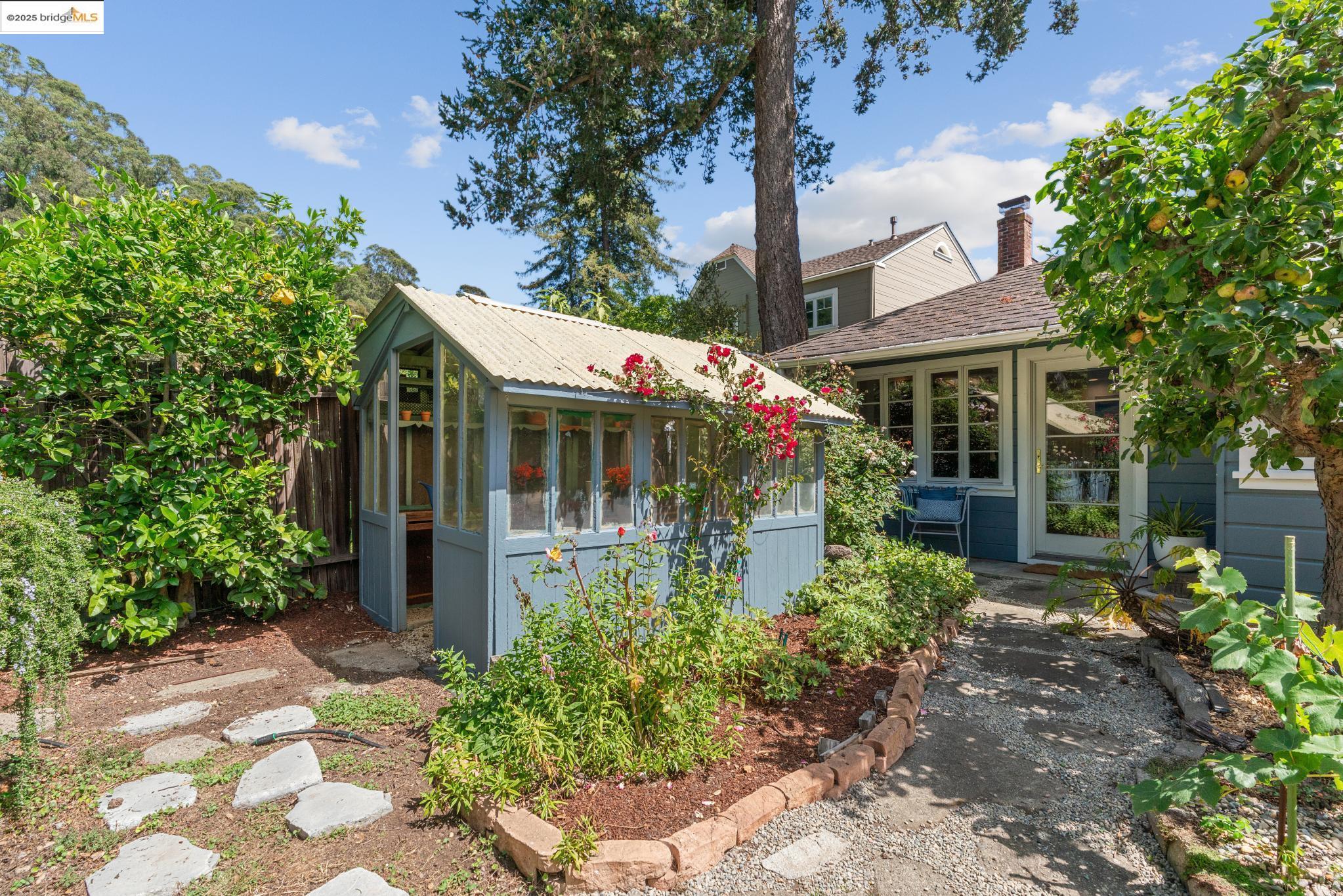 Detail Gallery Image 43 of 55 For 5550 Snake Road, Oakland,  CA 94611-2909 - 2 Beds | 2 Baths