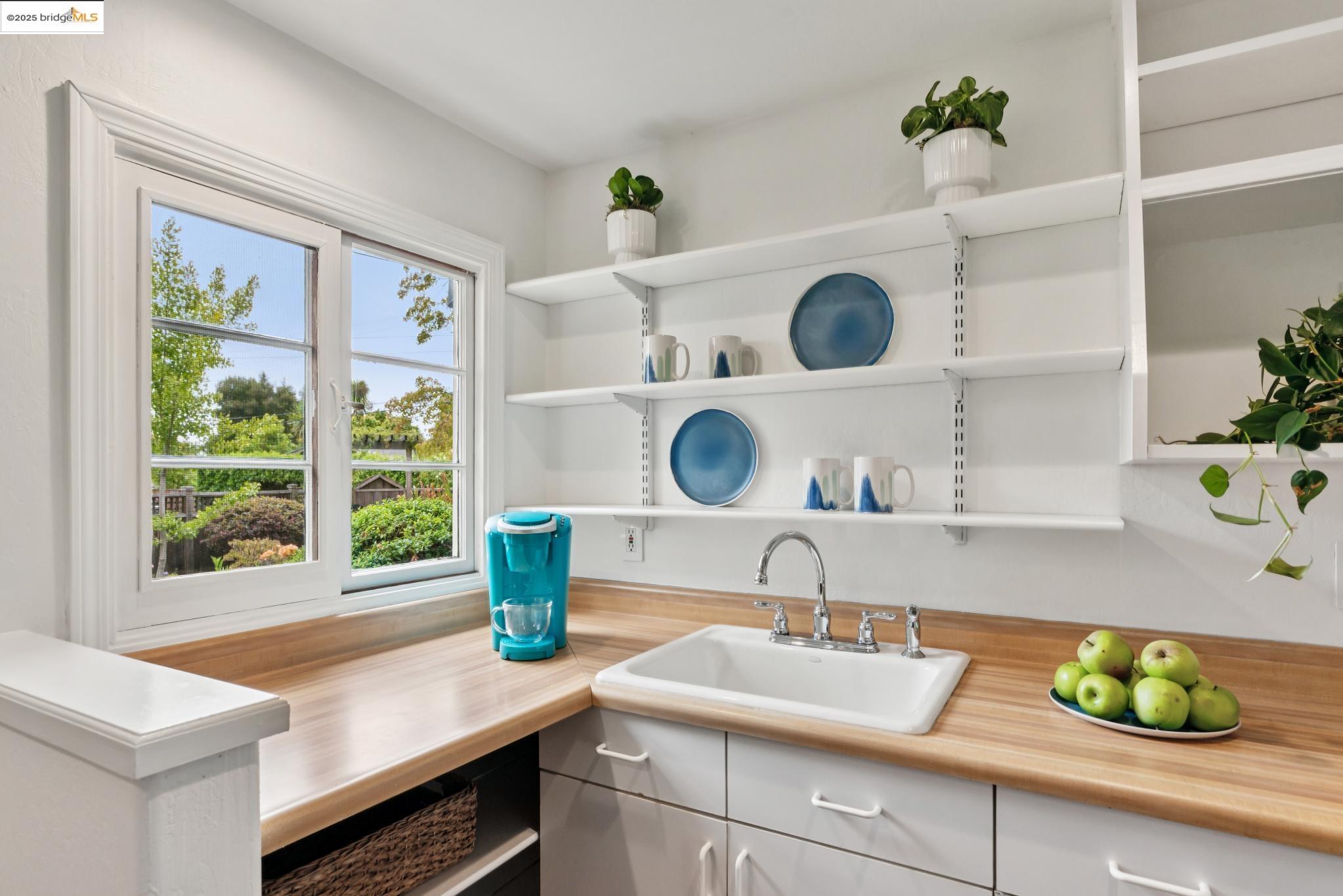 Detail Gallery Image 48 of 55 For 5550 Snake Road, Oakland,  CA 94611-2909 - 2 Beds | 2 Baths