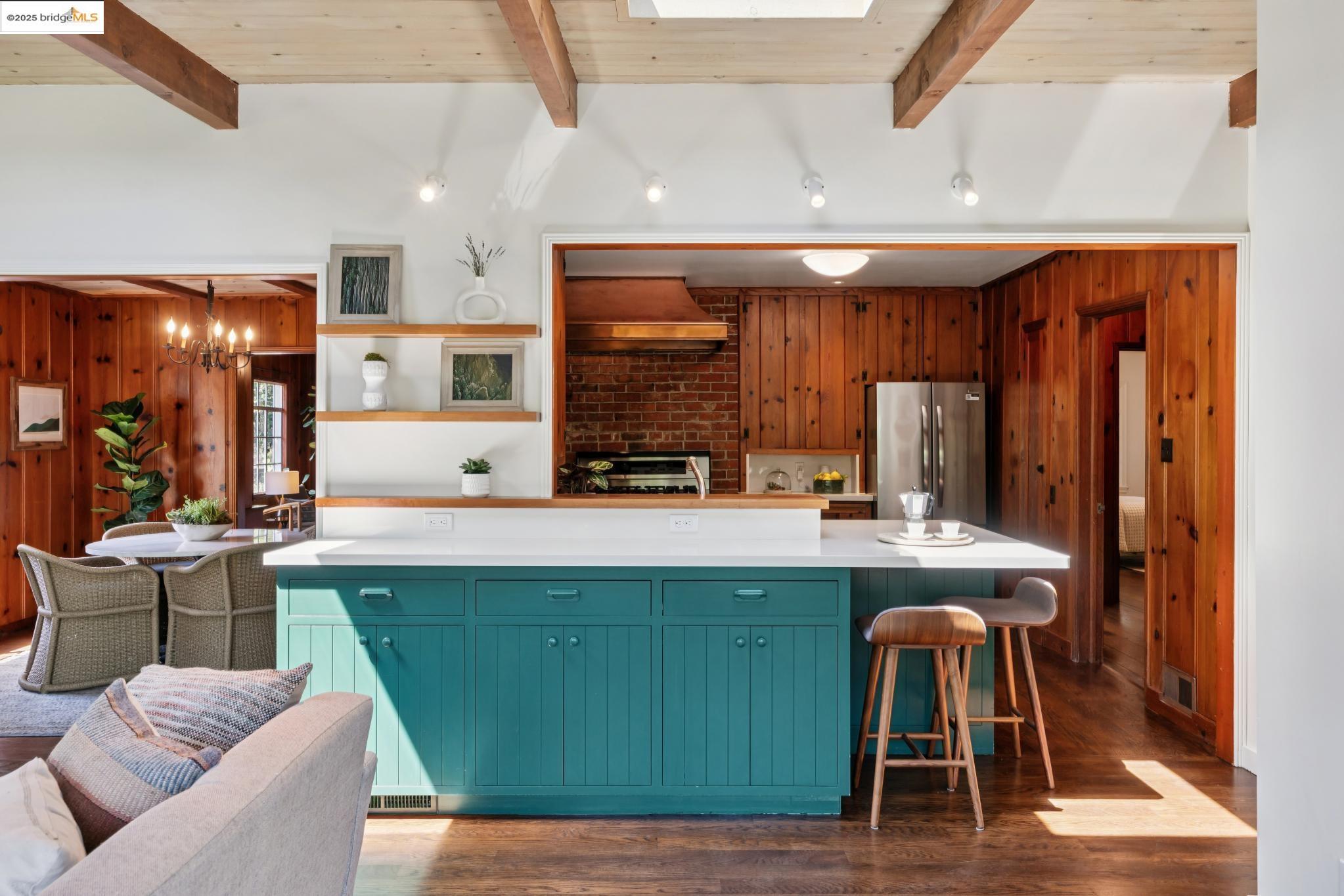 Detail Gallery Image 10 of 55 For 5550 Snake Road, Oakland,  CA 94611-2909 - 2 Beds | 2 Baths