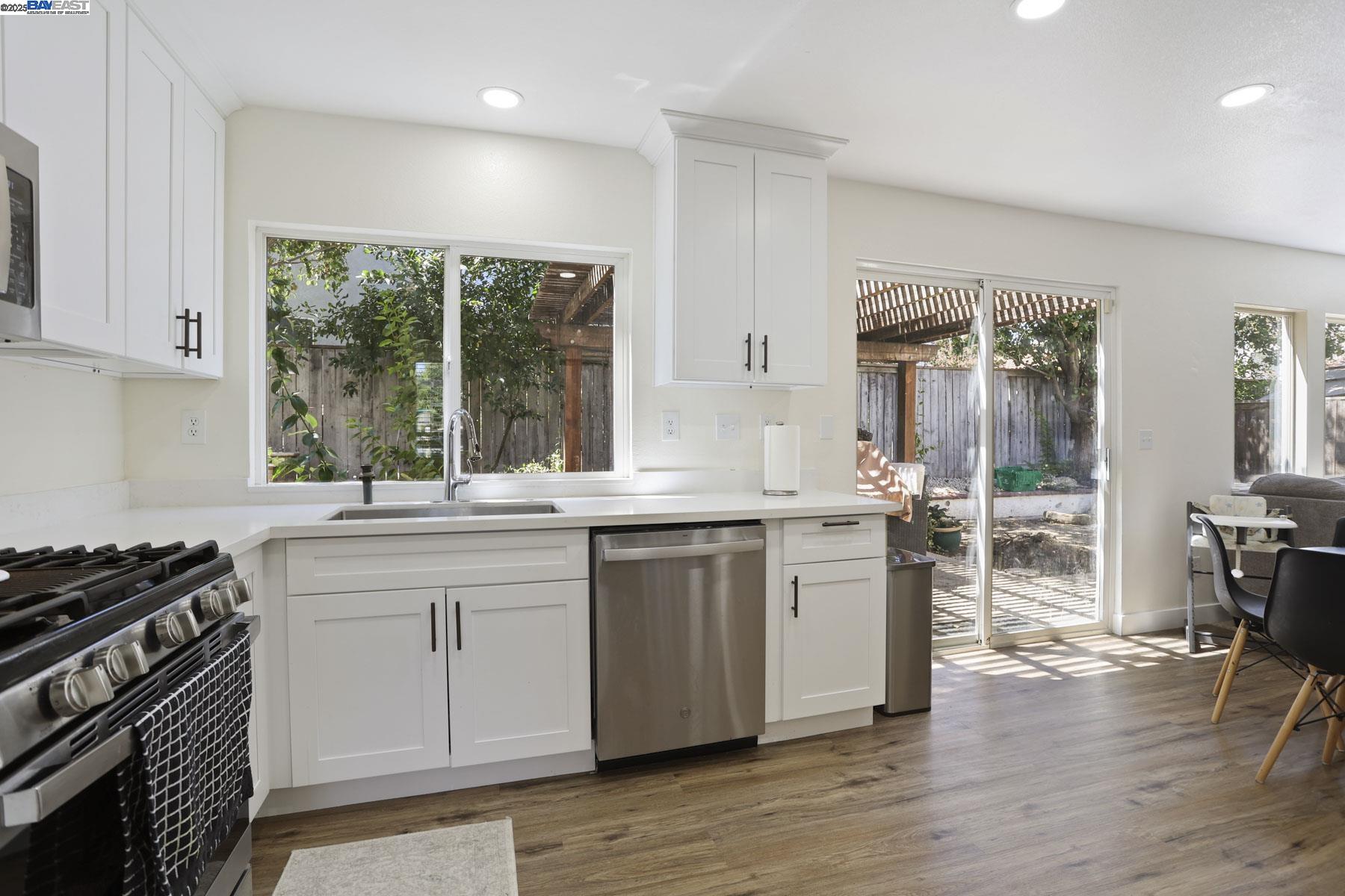 Detail Gallery Image 13 of 38 For 2883 Saint Martins Way, Tracy,  CA 95377 - 4 Beds | 2/1 Baths
