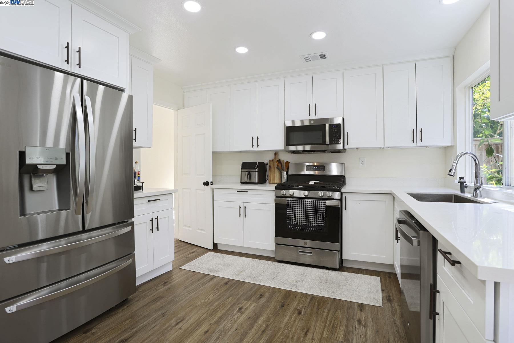 Detail Gallery Image 14 of 38 For 2883 Saint Martins Way, Tracy,  CA 95377 - 4 Beds | 2/1 Baths