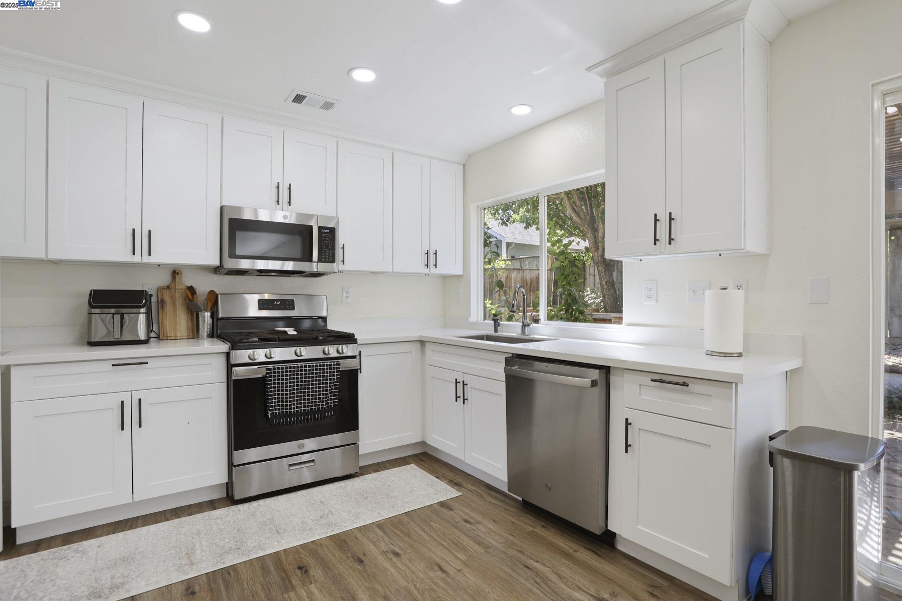 Detail Gallery Image 15 of 38 For 2883 Saint Martins Way, Tracy,  CA 95377 - 4 Beds | 2/1 Baths