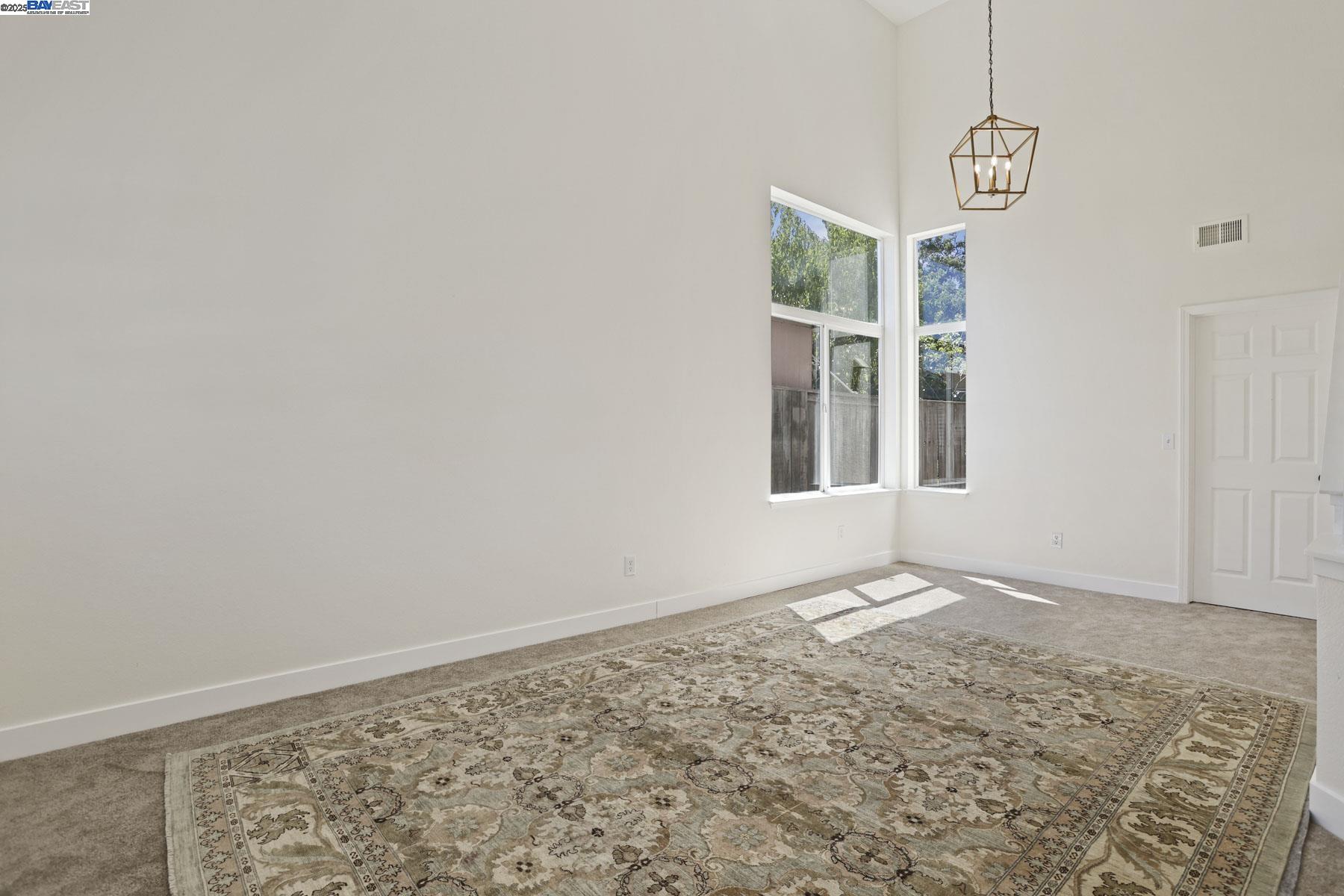 Detail Gallery Image 9 of 38 For 2883 Saint Martins Way, Tracy,  CA 95377 - 4 Beds | 2/1 Baths