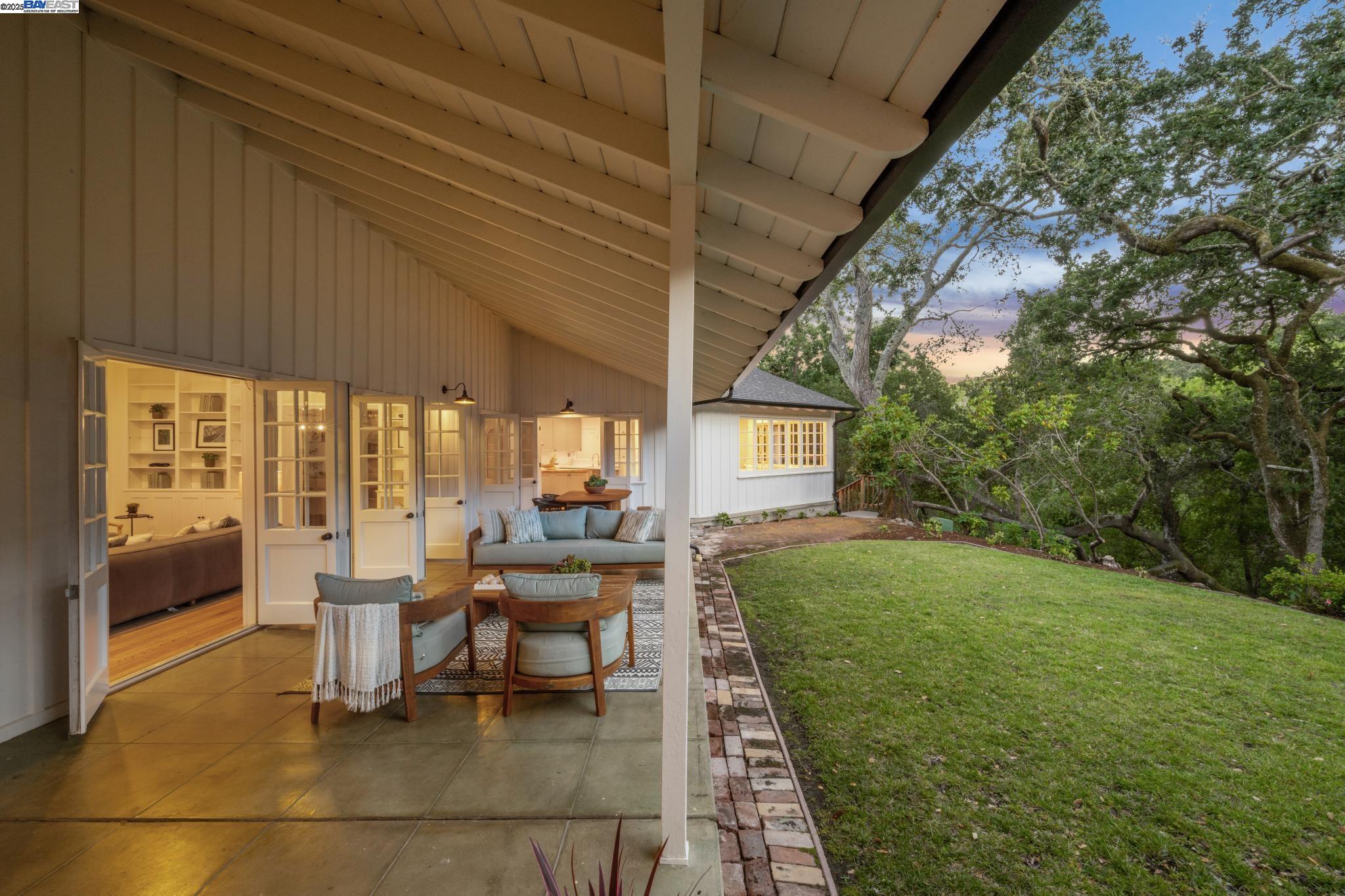 Detail Gallery Image 2 of 60 For 11 Crane Court, Orinda,  CA 94563 - 5 Beds | 5/1 Baths