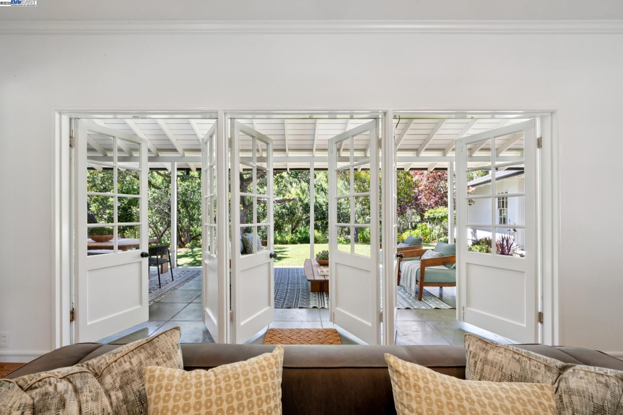 Detail Gallery Image 13 of 60 For 11 Crane Court, Orinda,  CA 94563 - 5 Beds | 5/1 Baths