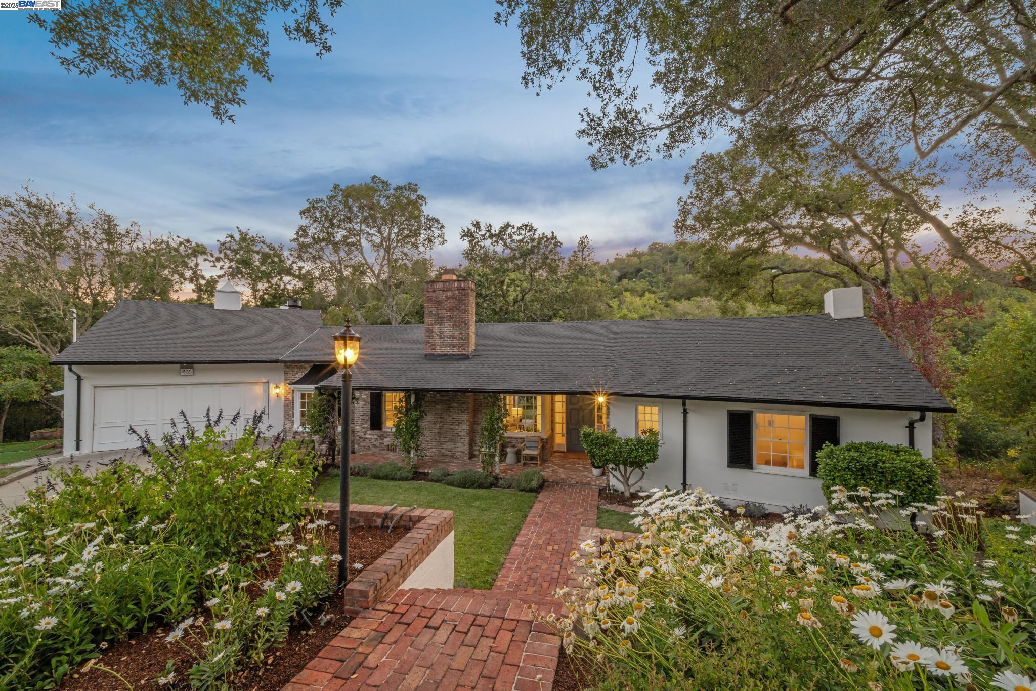 Detail Gallery Image 3 of 60 For 11 Crane Court, Orinda,  CA 94563 - 5 Beds | 5/1 Baths