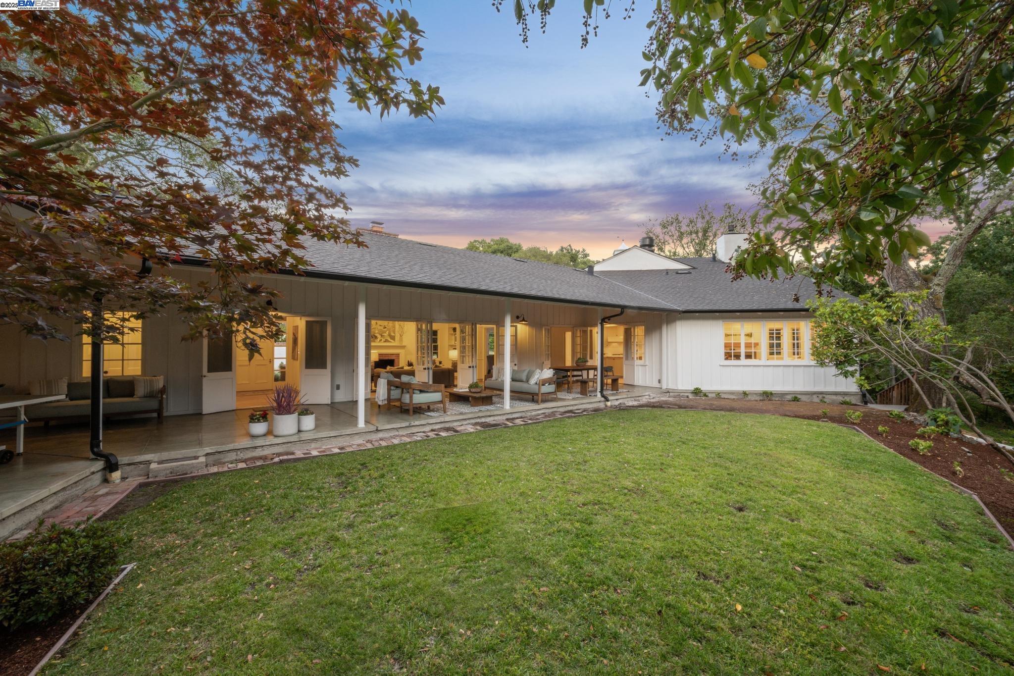 Detail Gallery Image 4 of 60 For 11 Crane Court, Orinda,  CA 94563 - 5 Beds | 5/1 Baths