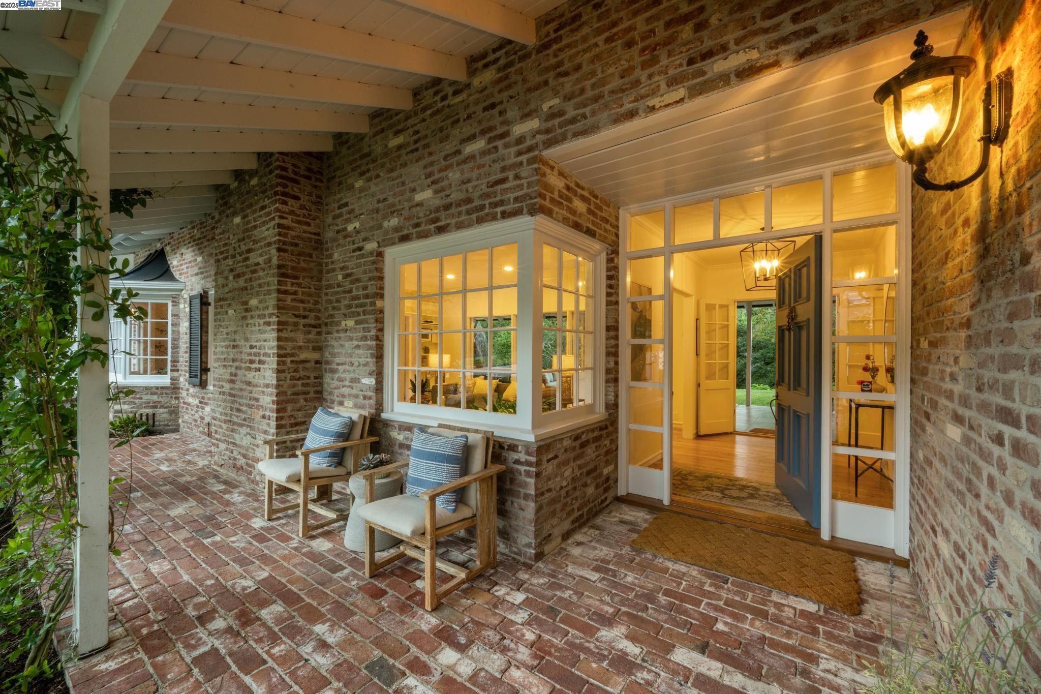 Detail Gallery Image 5 of 60 For 11 Crane Court, Orinda,  CA 94563 - 5 Beds | 5/1 Baths