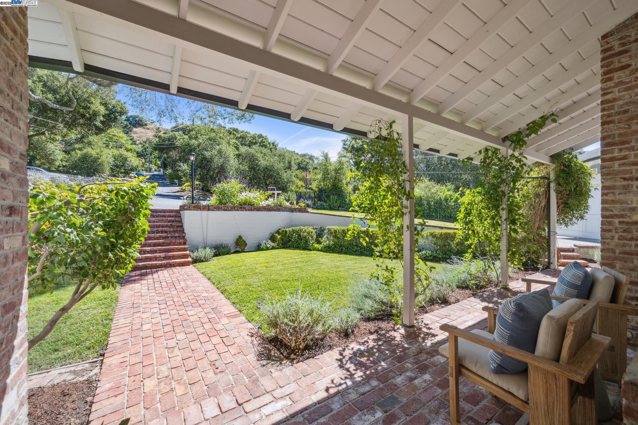 Detail Gallery Image 6 of 60 For 11 Crane Court, Orinda,  CA 94563 - 5 Beds | 5/1 Baths