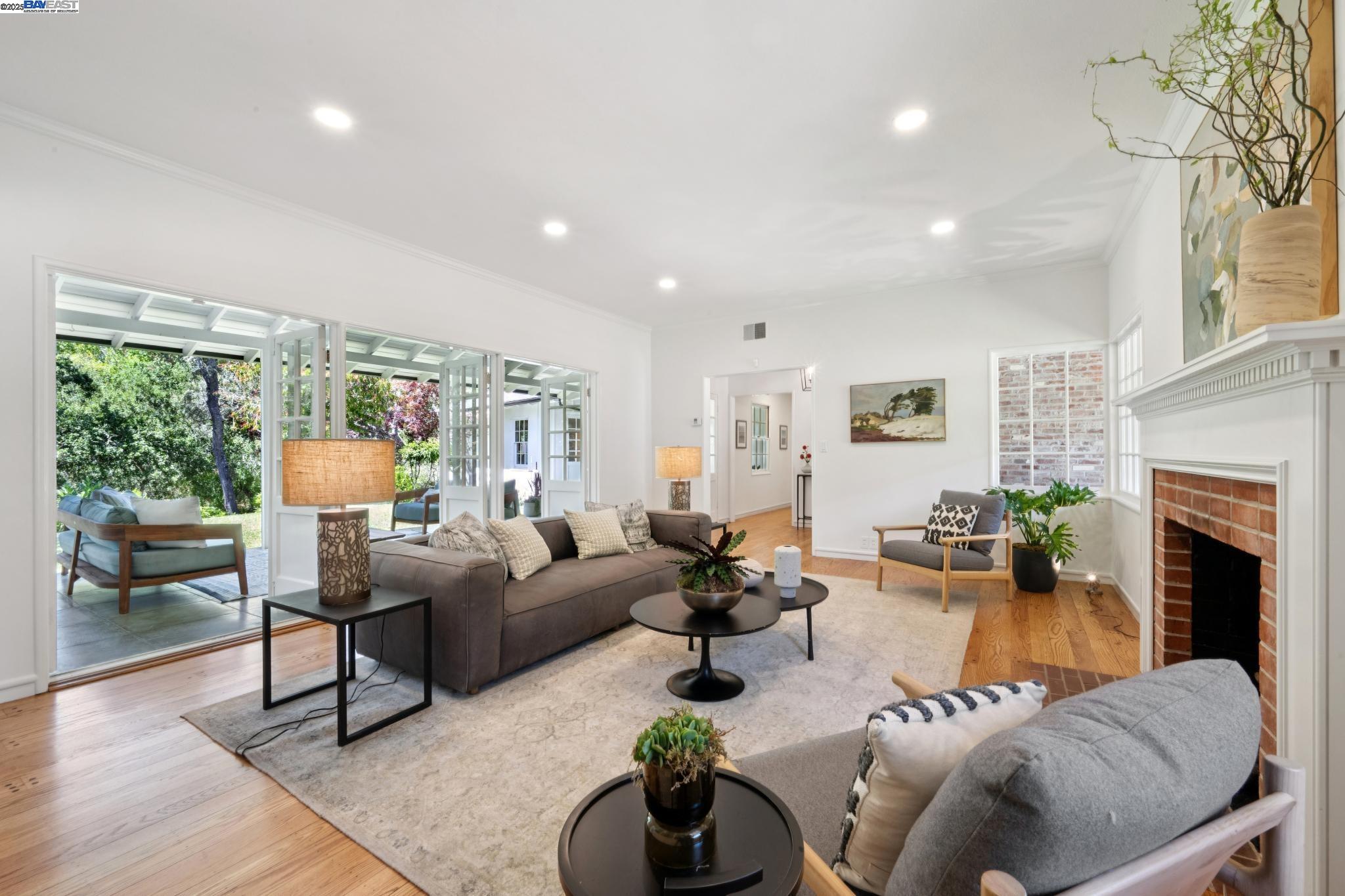 Detail Gallery Image 10 of 60 For 11 Crane Court, Orinda,  CA 94563 - 5 Beds | 5/1 Baths