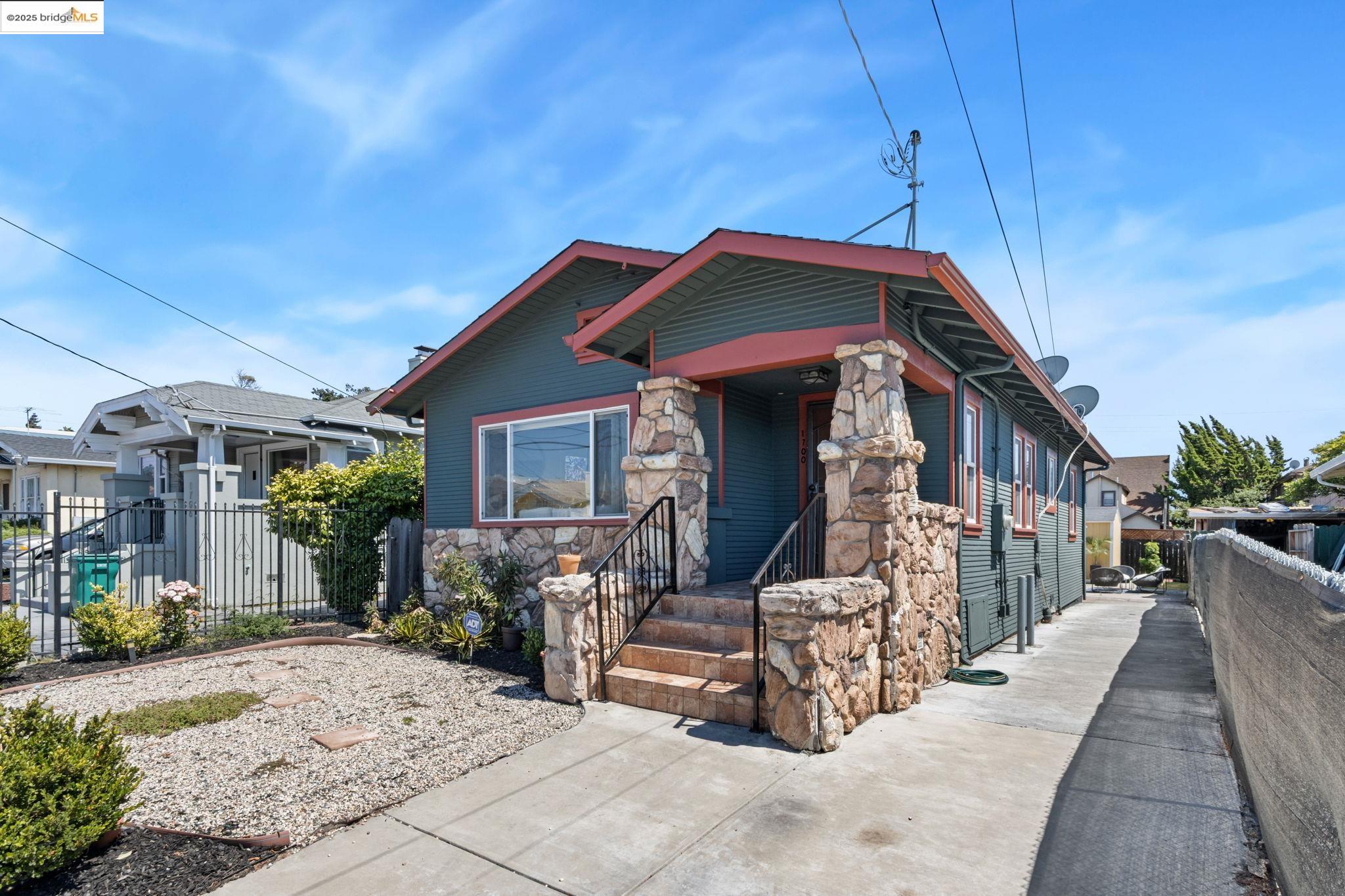 Detail Gallery Image 2 of 47 For 1700 64th Ave, Oakland,  CA 94621 - 2 Beds | 1 Baths