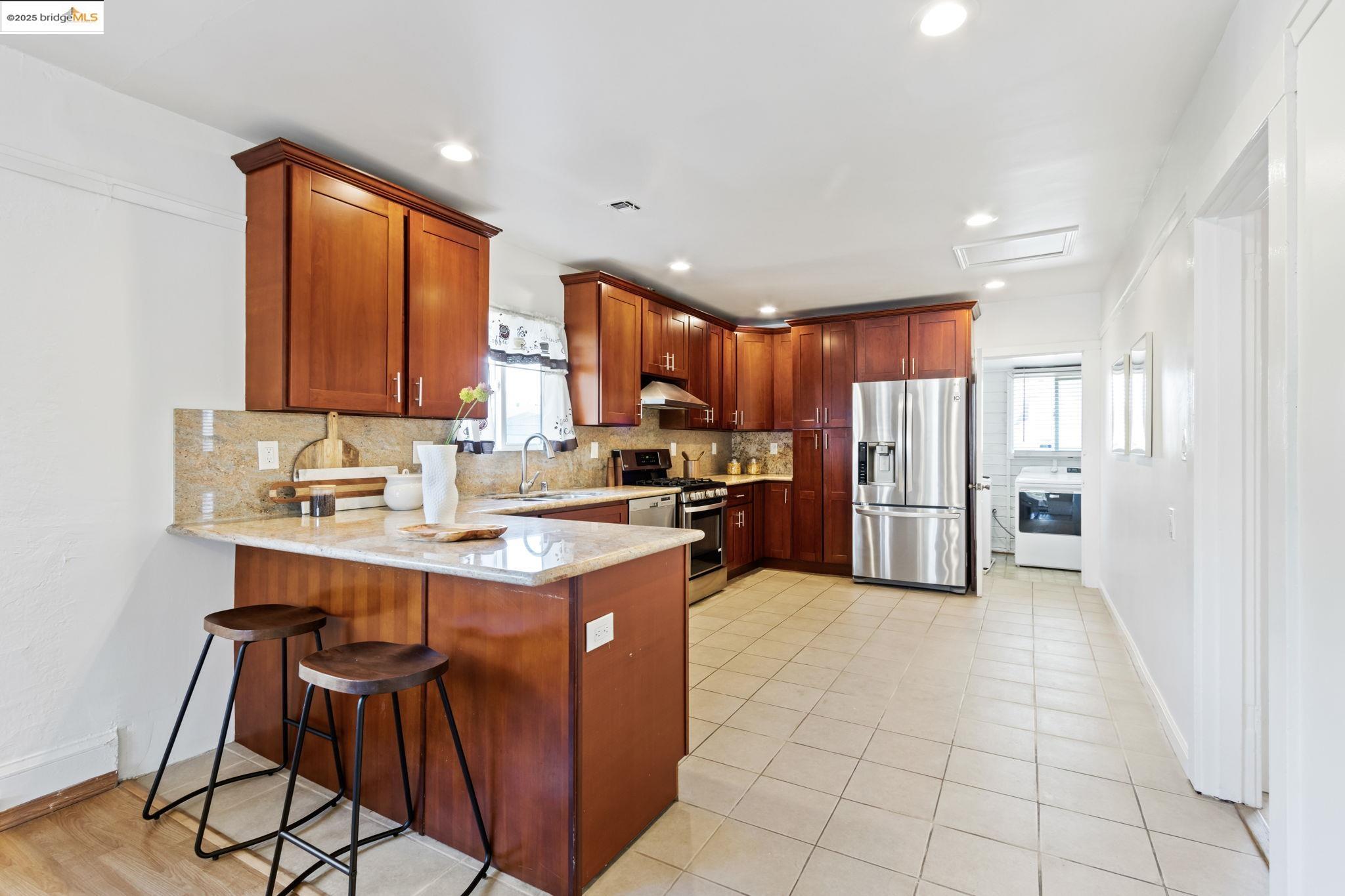 Detail Gallery Image 16 of 47 For 1700 64th Ave, Oakland,  CA 94621 - 2 Beds | 1 Baths
