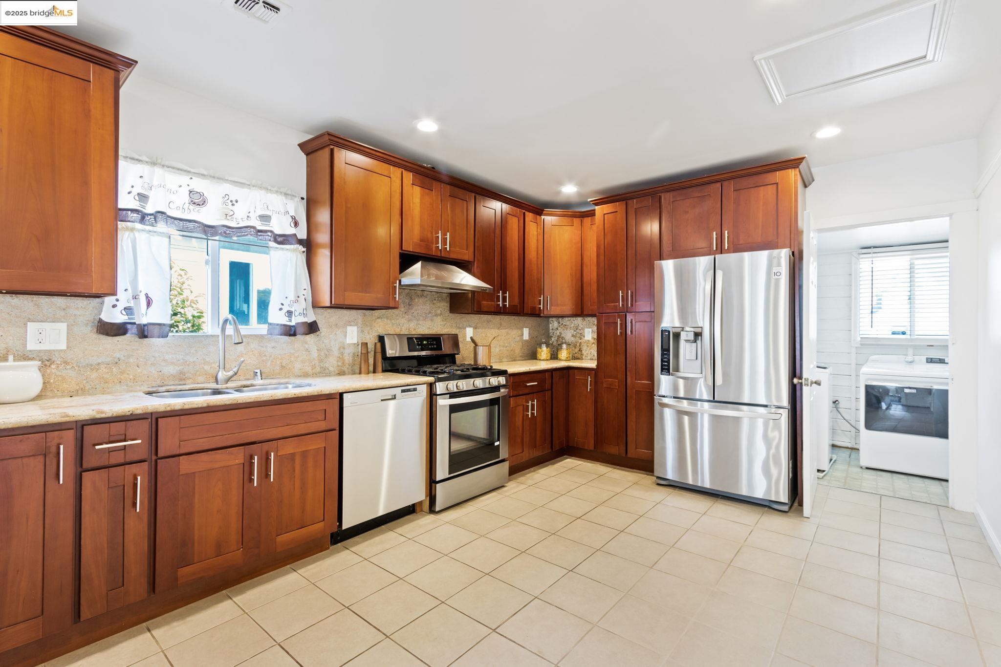 Detail Gallery Image 17 of 47 For 1700 64th Ave, Oakland,  CA 94621 - 2 Beds | 1 Baths