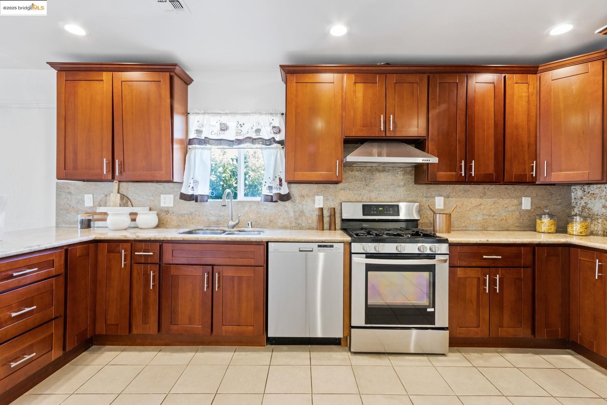 Detail Gallery Image 18 of 47 For 1700 64th Ave, Oakland,  CA 94621 - 2 Beds | 1 Baths