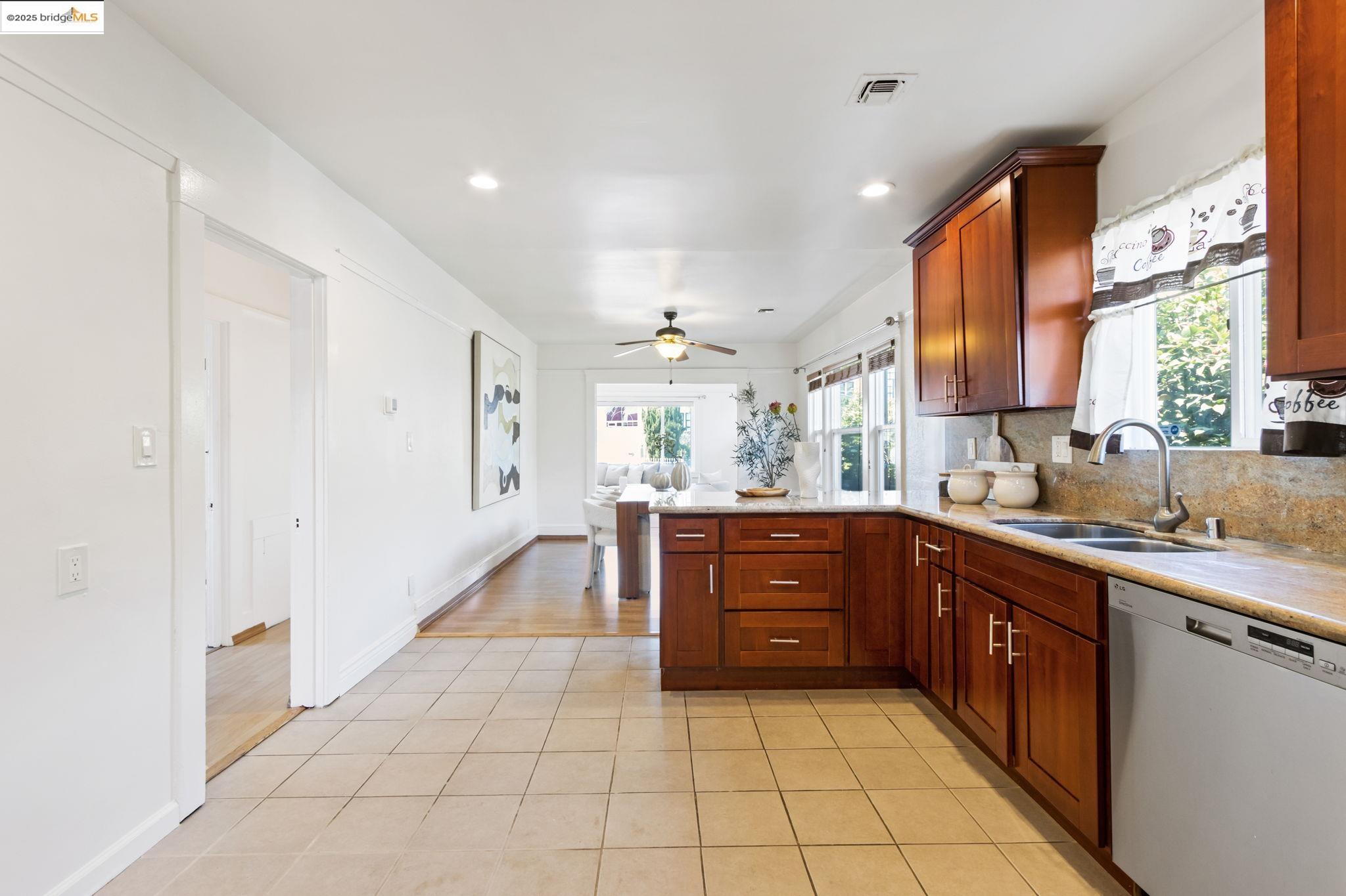 Detail Gallery Image 20 of 47 For 1700 64th Ave, Oakland,  CA 94621 - 2 Beds | 1 Baths