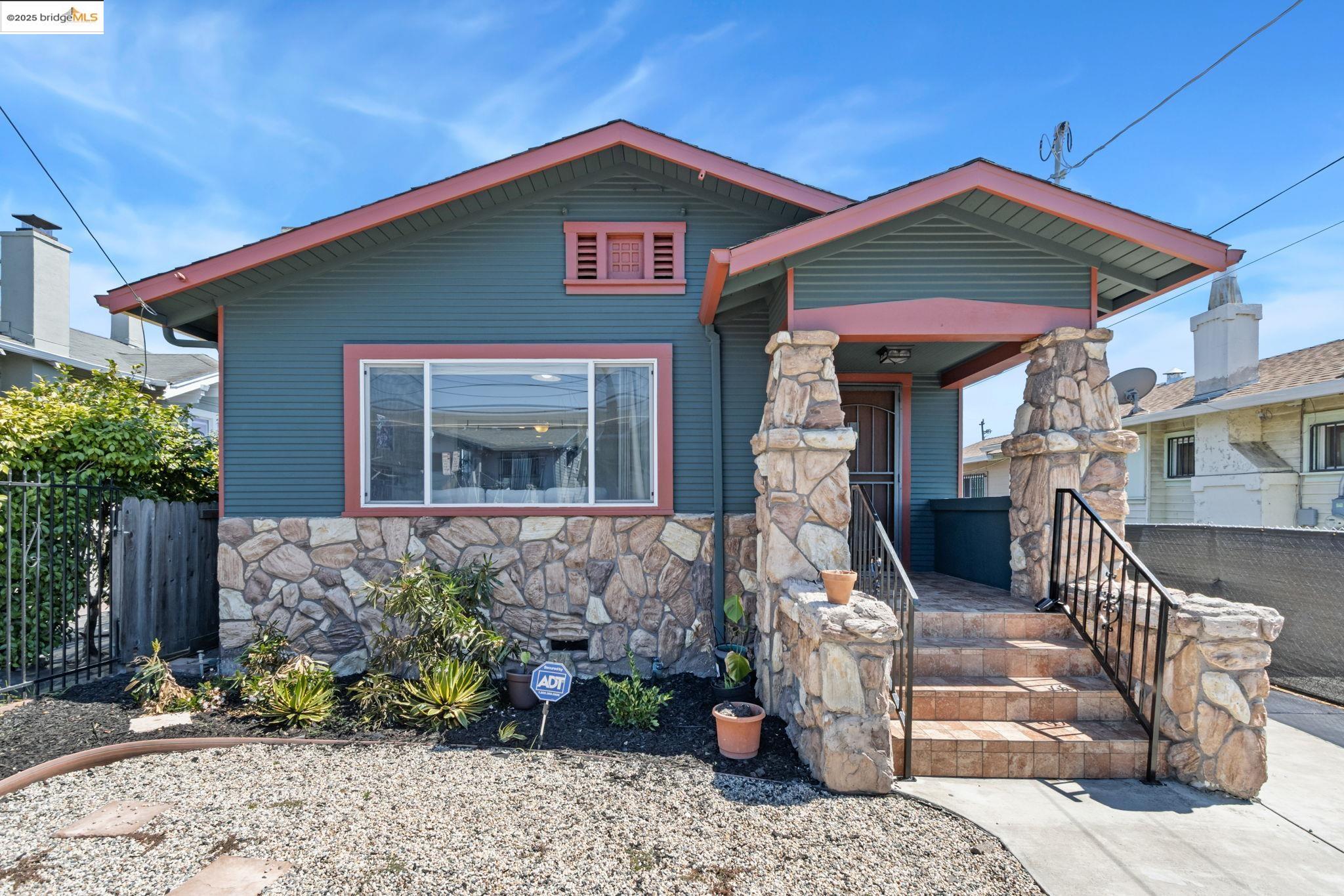 Detail Gallery Image 3 of 47 For 1700 64th Ave, Oakland,  CA 94621 - 2 Beds | 1 Baths
