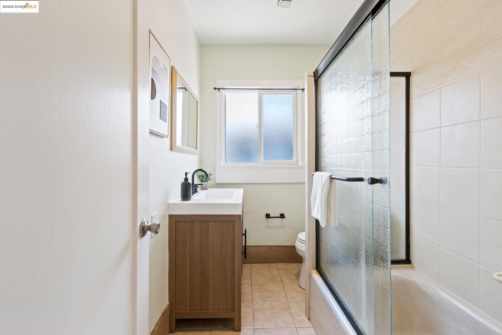 Detail Gallery Image 25 of 47 For 1700 64th Ave, Oakland,  CA 94621 - 2 Beds | 1 Baths