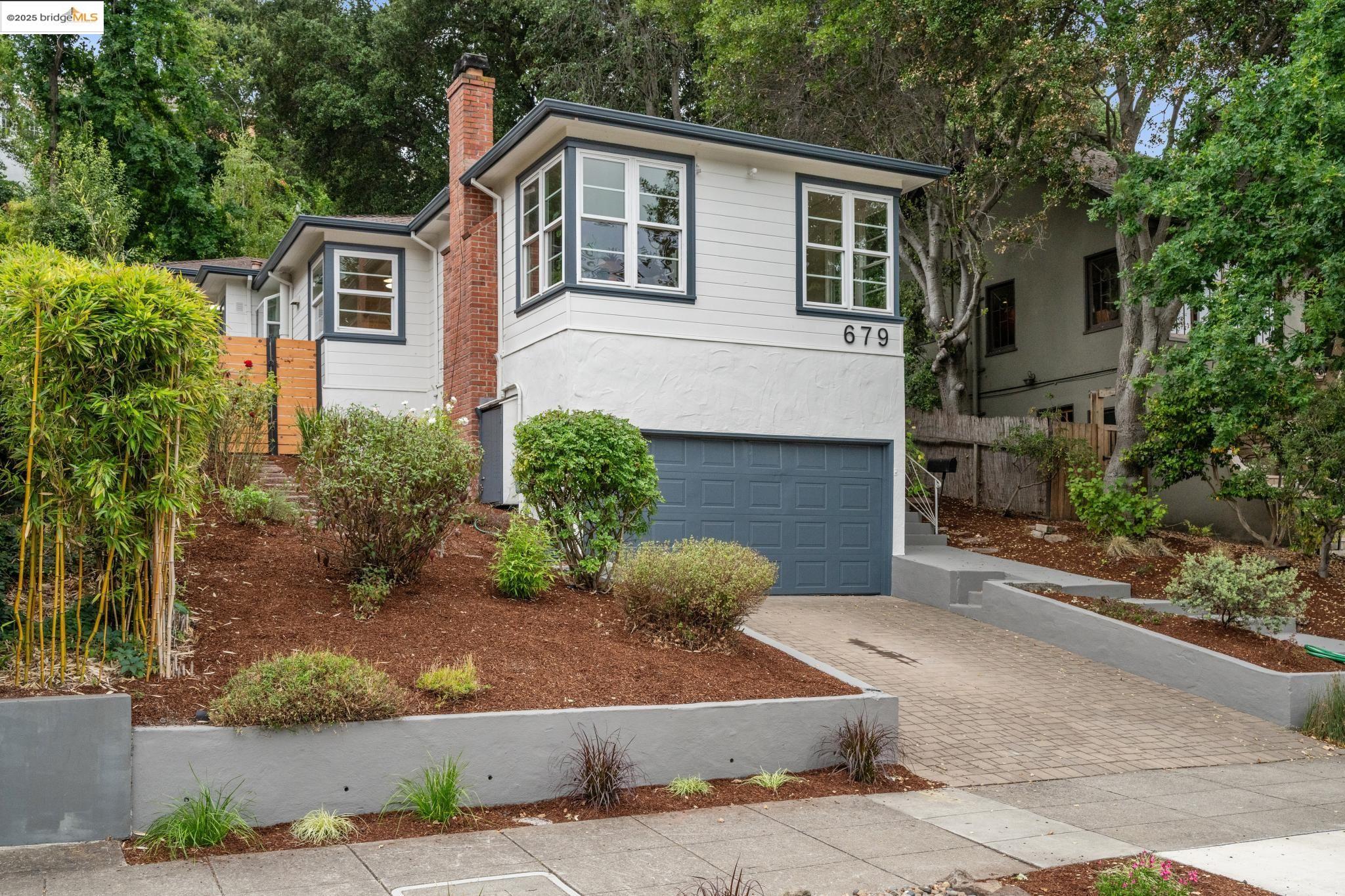 Detail Gallery Image 2 of 51 For 679 Mandana Blvd, Oakland,  CA 94610 - 3 Beds | 2 Baths