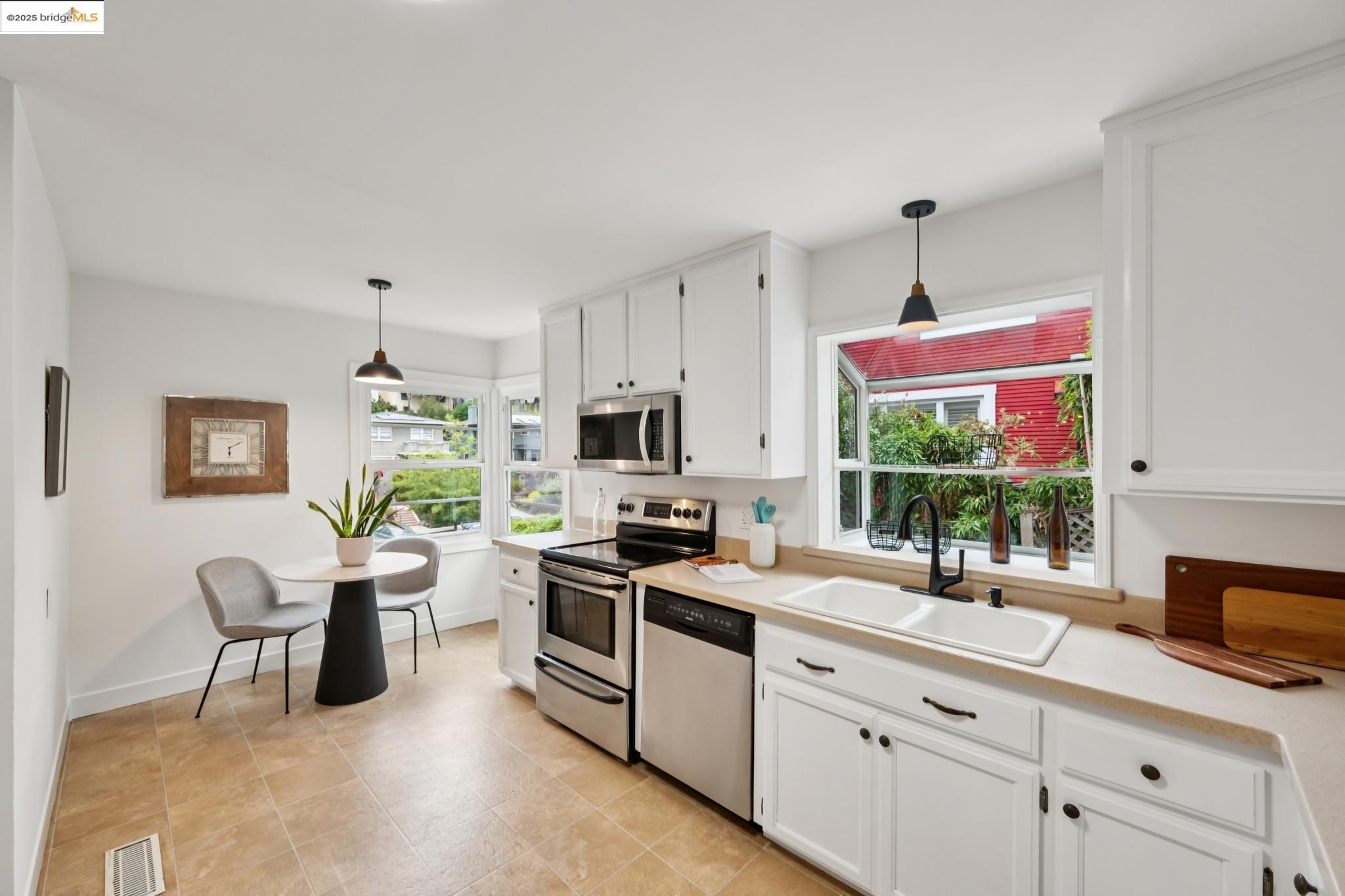 Detail Gallery Image 19 of 51 For 679 Mandana Blvd, Oakland,  CA 94610 - 3 Beds | 2 Baths