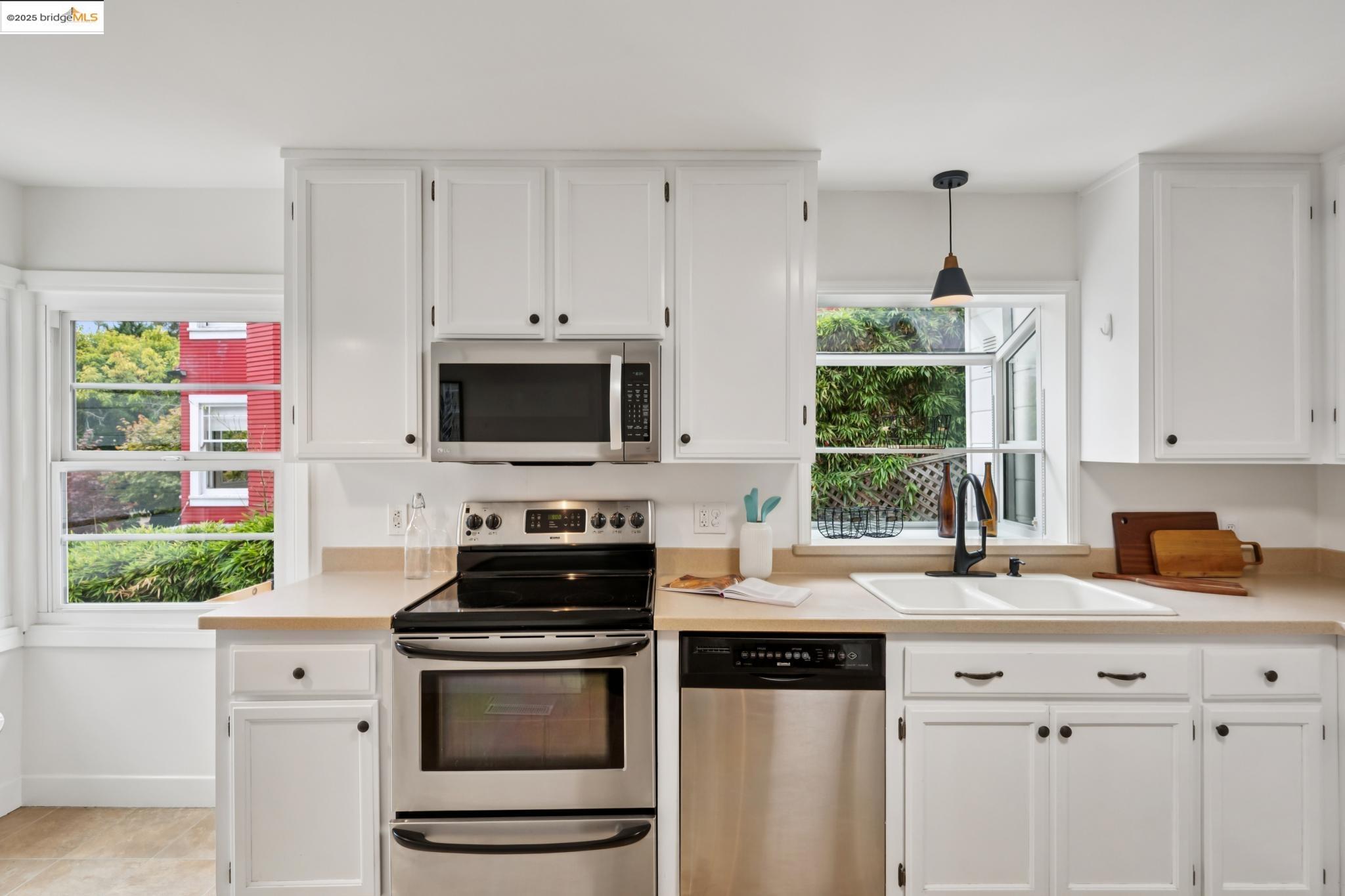 Detail Gallery Image 20 of 51 For 679 Mandana Blvd, Oakland,  CA 94610 - 3 Beds | 2 Baths