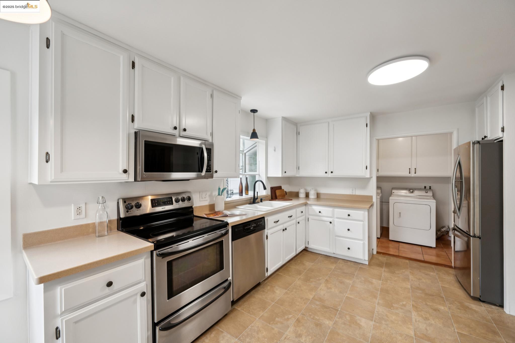 Detail Gallery Image 23 of 51 For 679 Mandana Blvd, Oakland,  CA 94610 - 3 Beds | 2 Baths